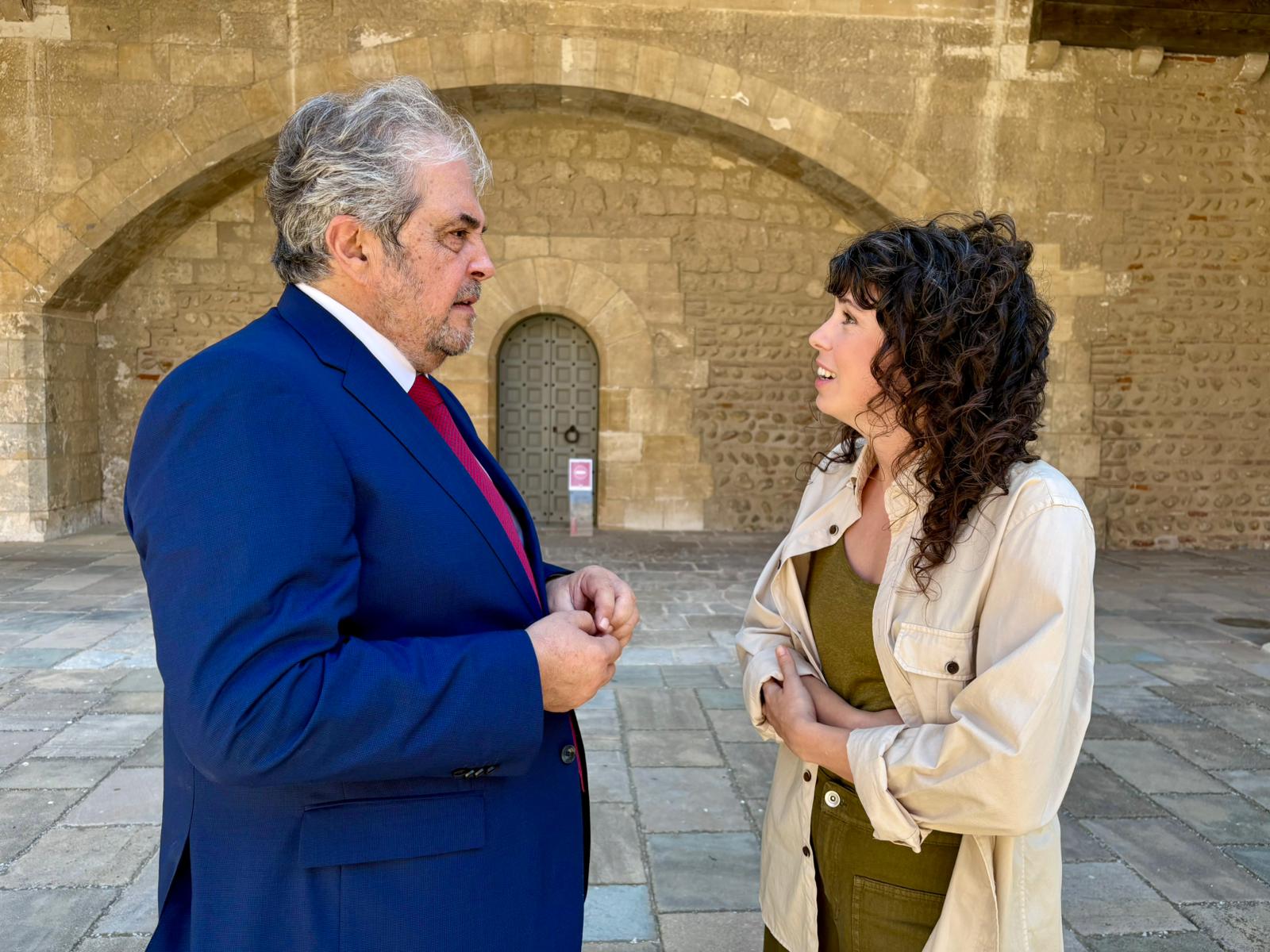 El conseller d'Hisenda, Innovació i Funció Pública, Rafel Bosch, amb l’actriu mallorquina Marina Nicolau.