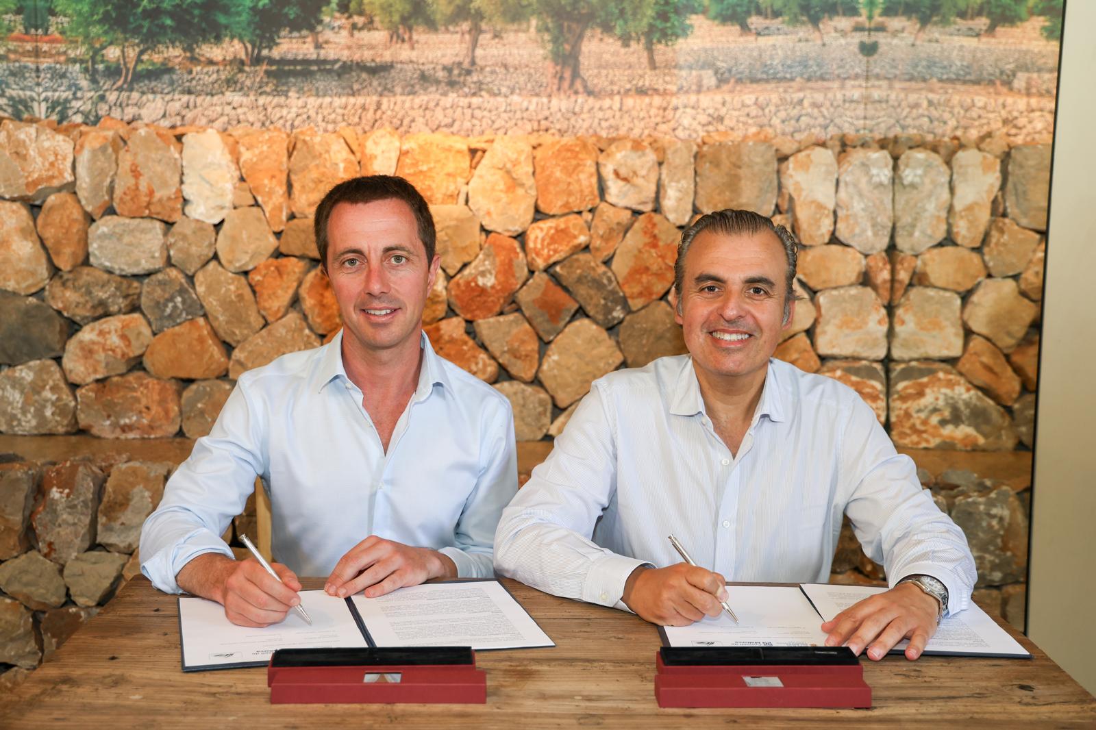 El presidente Llorenç Galmés y el consejero Antoni Vera firman un convenio para impulsar la formación de pedra en sec.