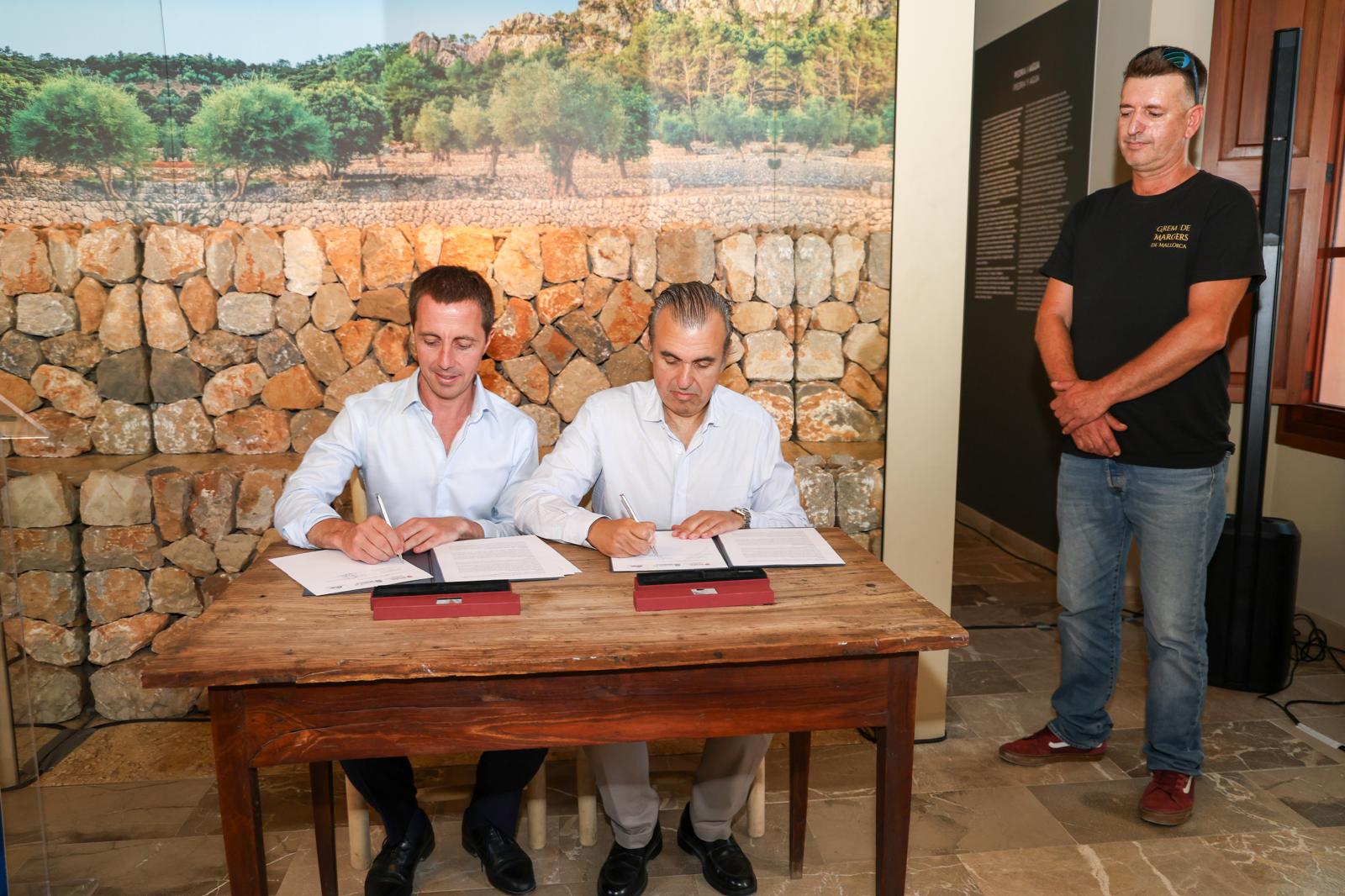 El presidente Llorenç Galmés y el consejero Antoni Vera firman un convenio para impulsar la formación de pedra en sec.