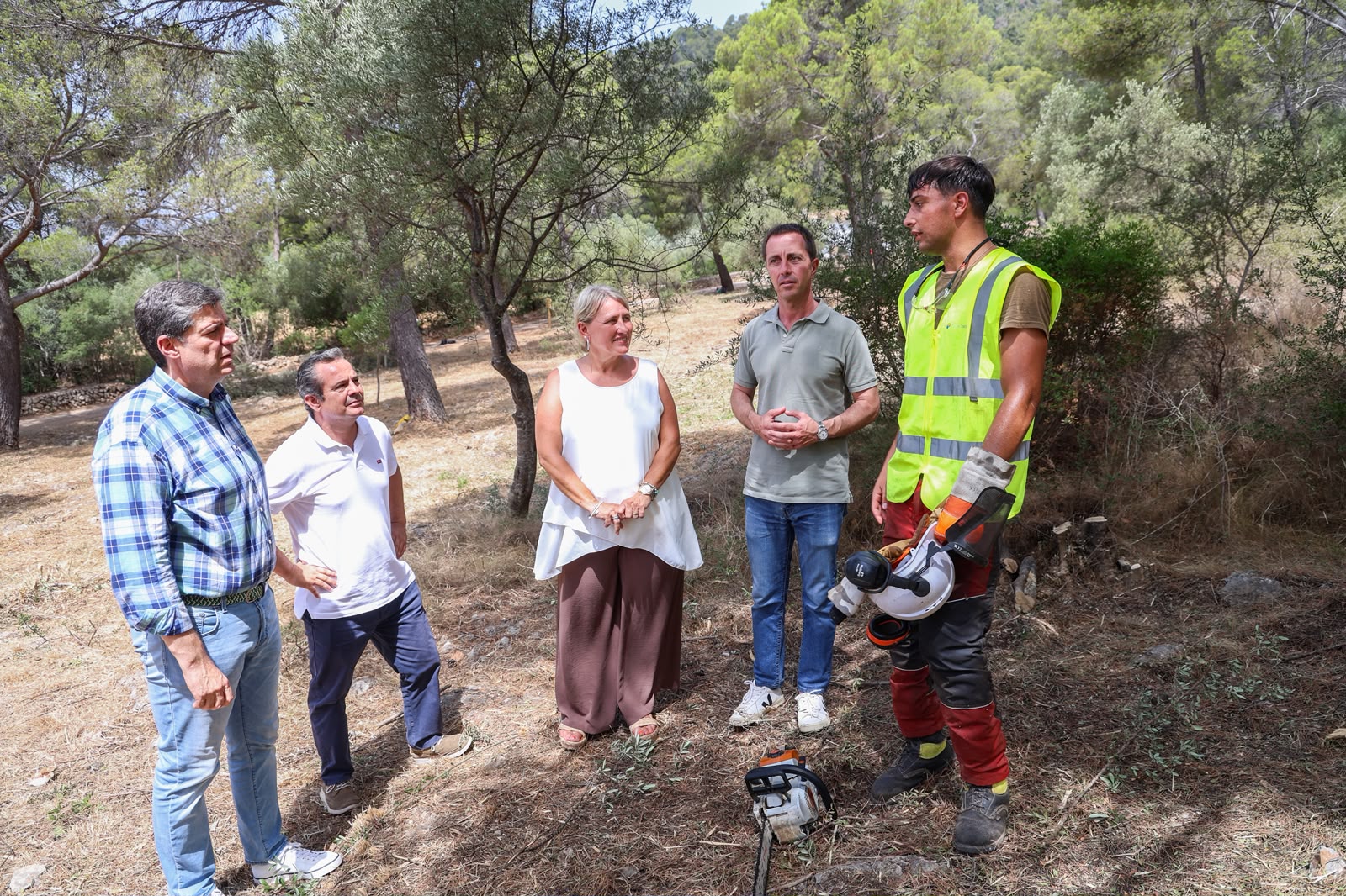 El president del Consell de Mallorca, Llorenç Galmés, visita les tasques que s'estan duent a terme a la Comuna de Bunyola del pla estratègic de neteja forestal de la serra de Tramuntana.