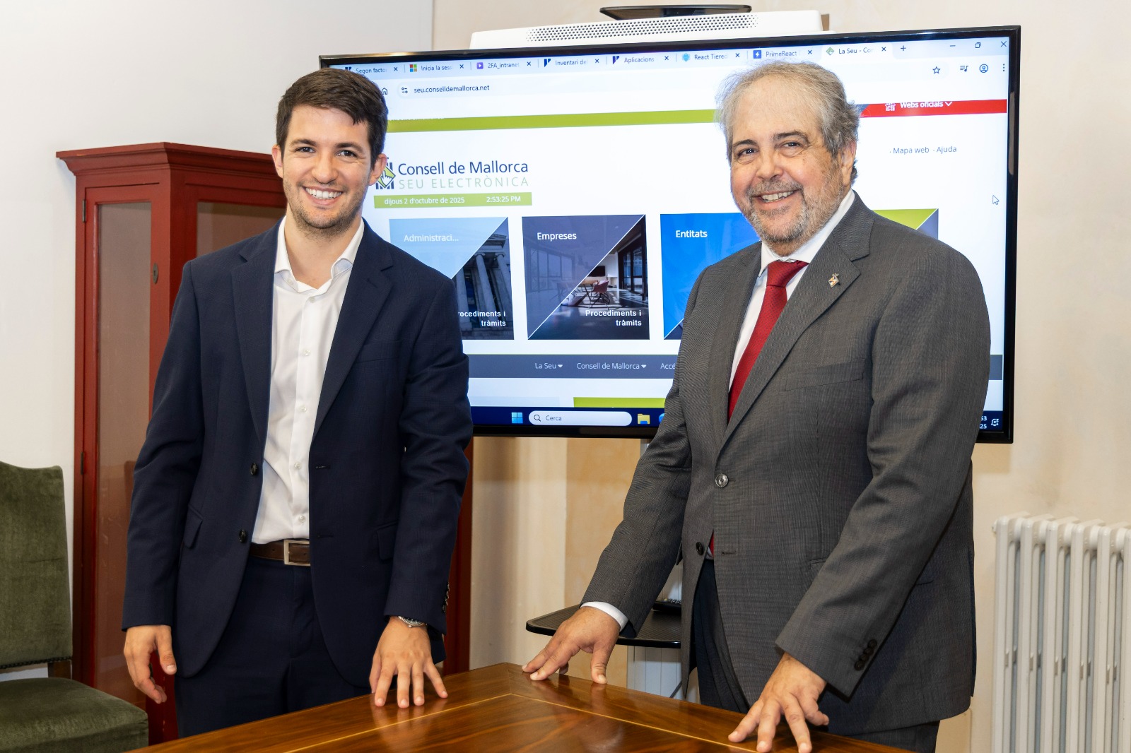 El conseller d'Hisenda, Innovació i Funció Pública, Rafel Bosch, i el director insular de Modernització, Transparència i Innovació, Josep Cerdà.