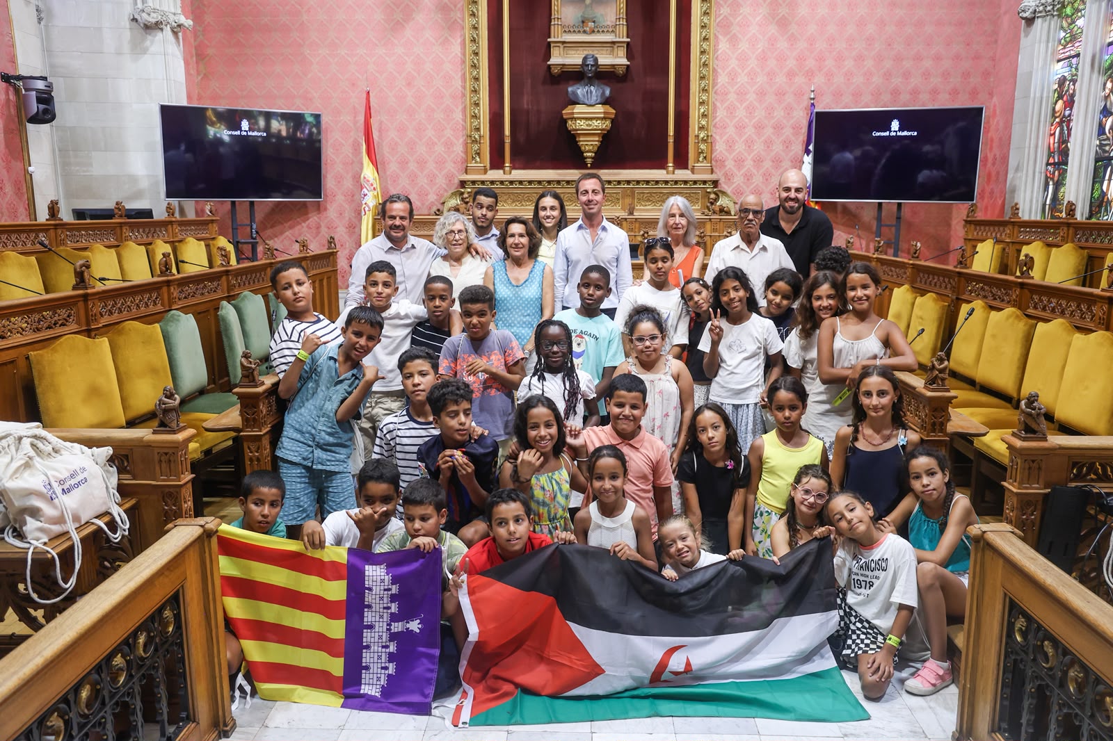 El presidente del Consell de Mallorca, Llorenç Galmés, recibe a los niños y niñas saharauis que pasarán el verano en Mallorca.