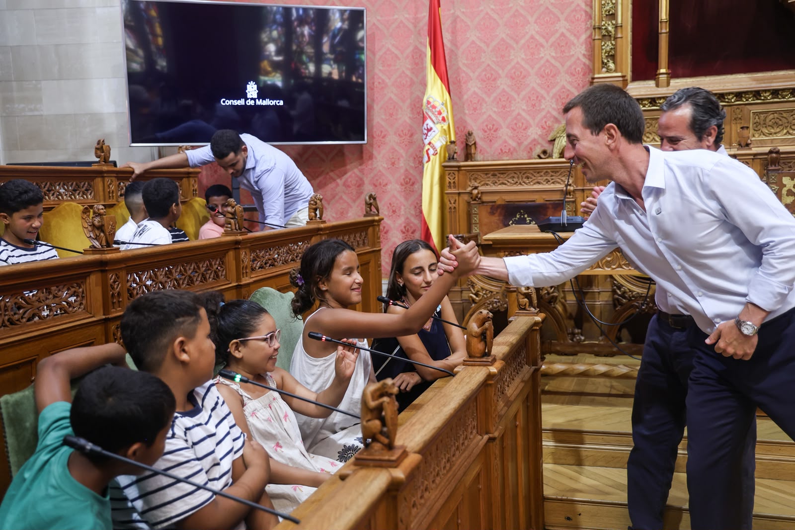 El presidente del Consell de Mallorca, Llorenç Galmés, recibe a los niños y niñas saharauis que pasarán el verano en Mallorca.