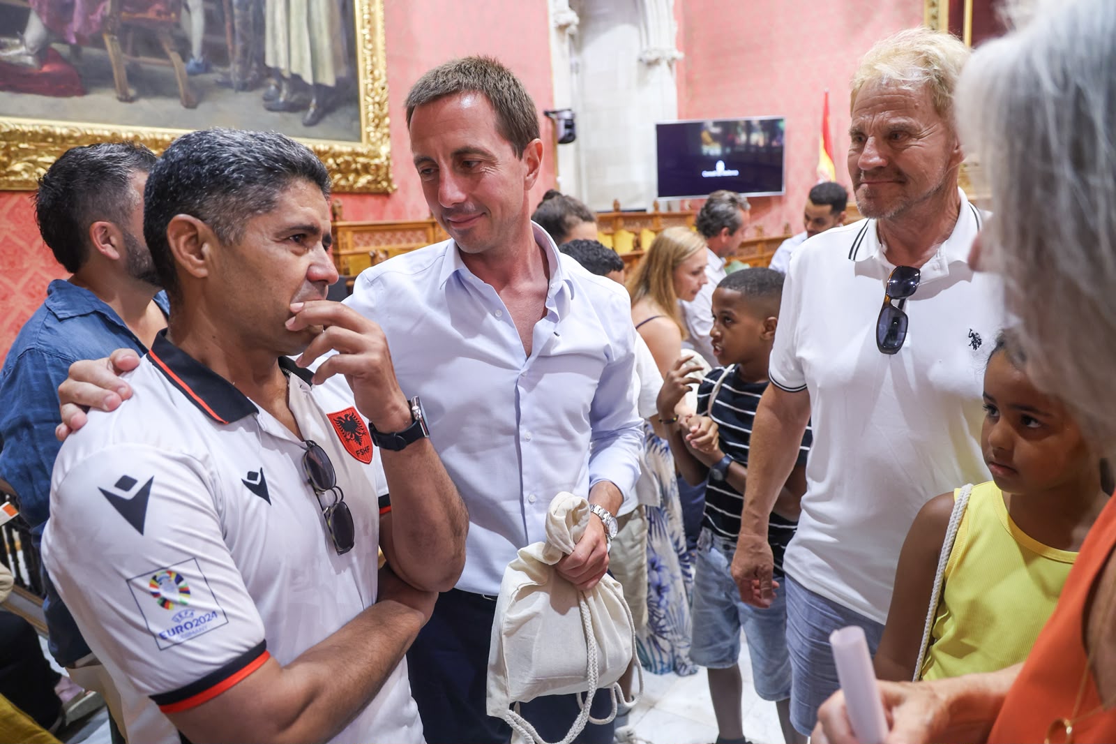 El presidente del Consell de Mallorca, Llorenç Galmés, recibe a los niños y niñas saharauis que pasarán el verano en Mallorca.