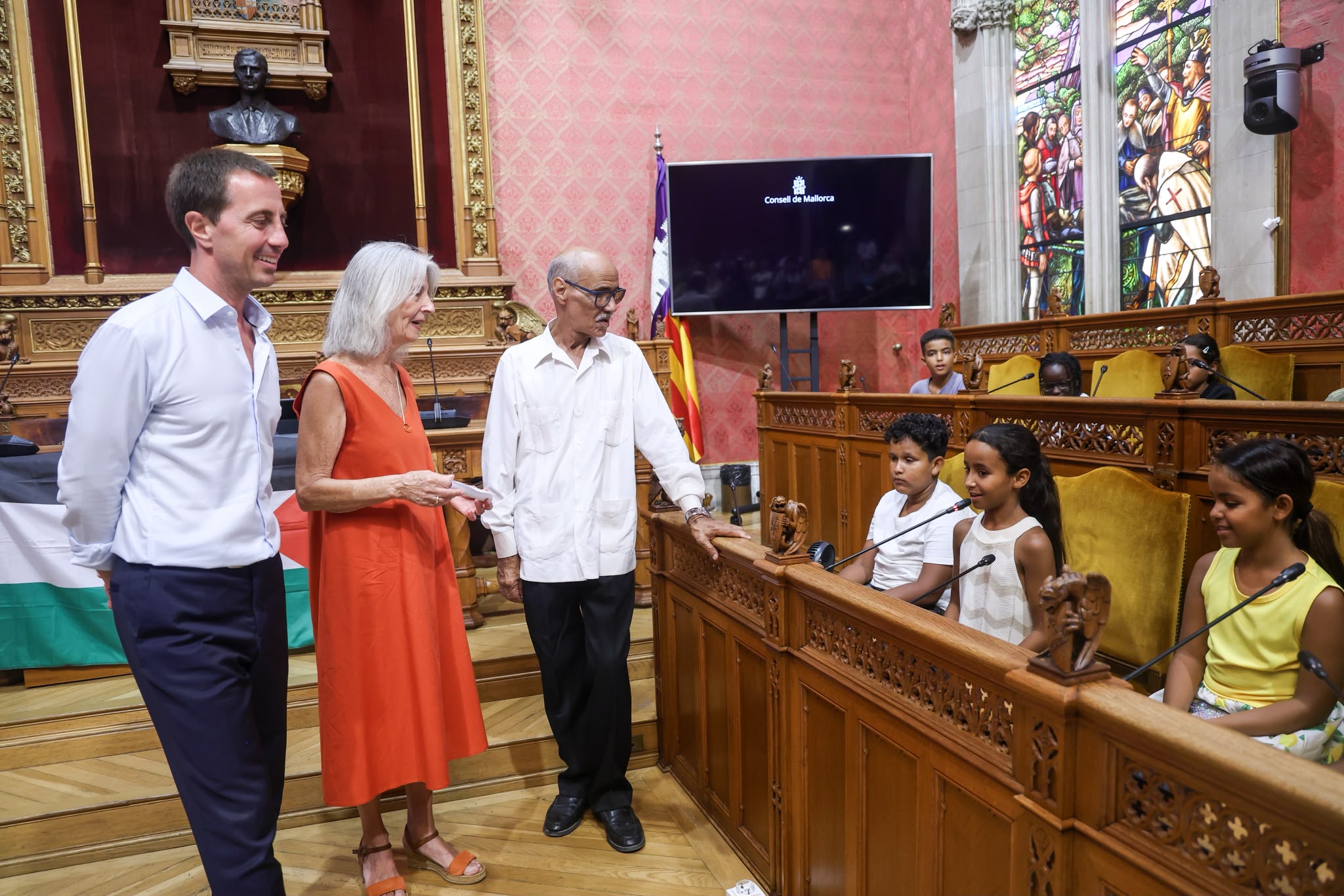 El presidente del Consell de Mallorca, Llorenç Galmés, recibe a los niños y niñas saharauis que pasarán el verano en Mallorca.