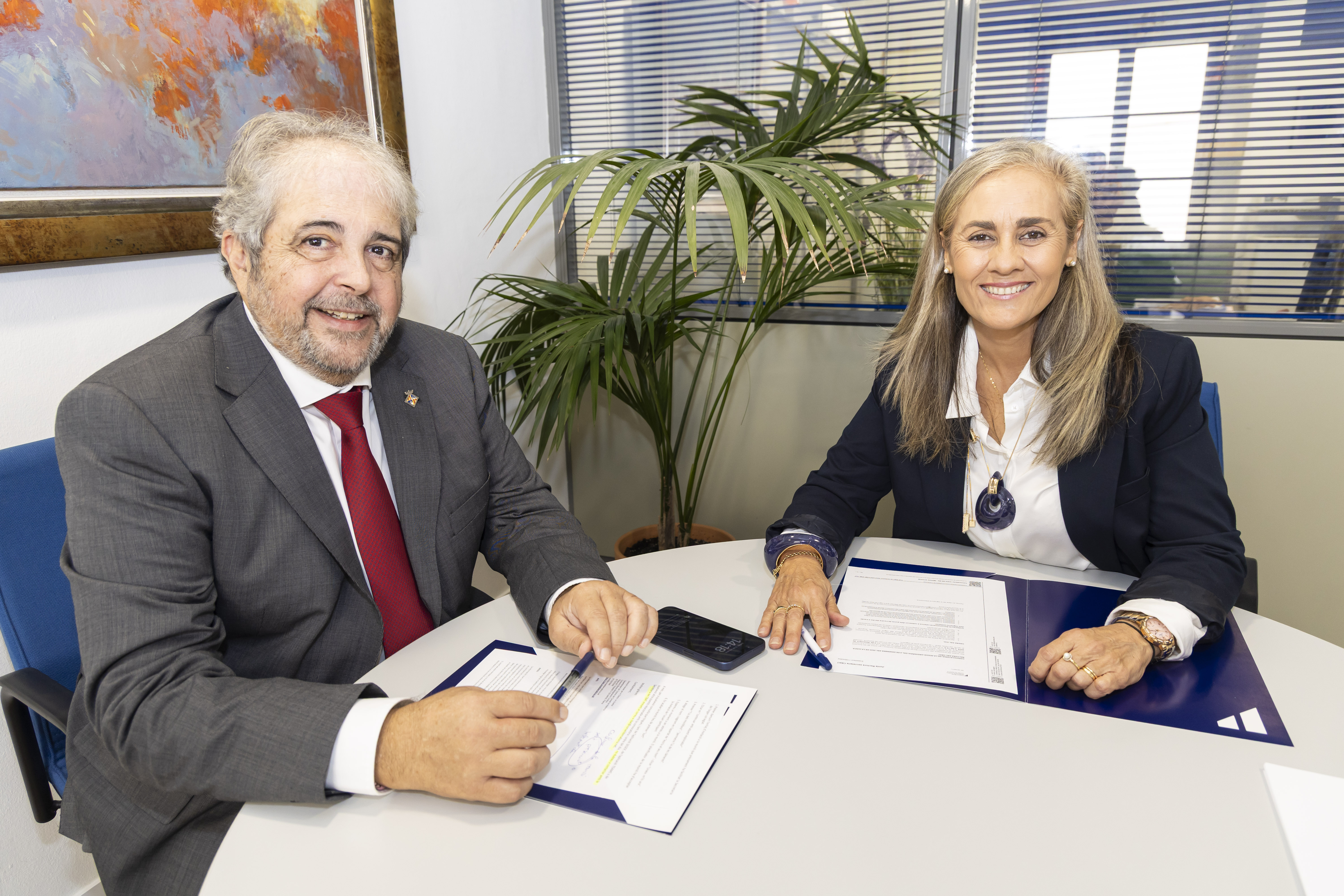 El consejero de Hacienda, Innovación y Función Pública, Rafel Bosch, y la directora insular de Función Pública, Carmen Moreno.