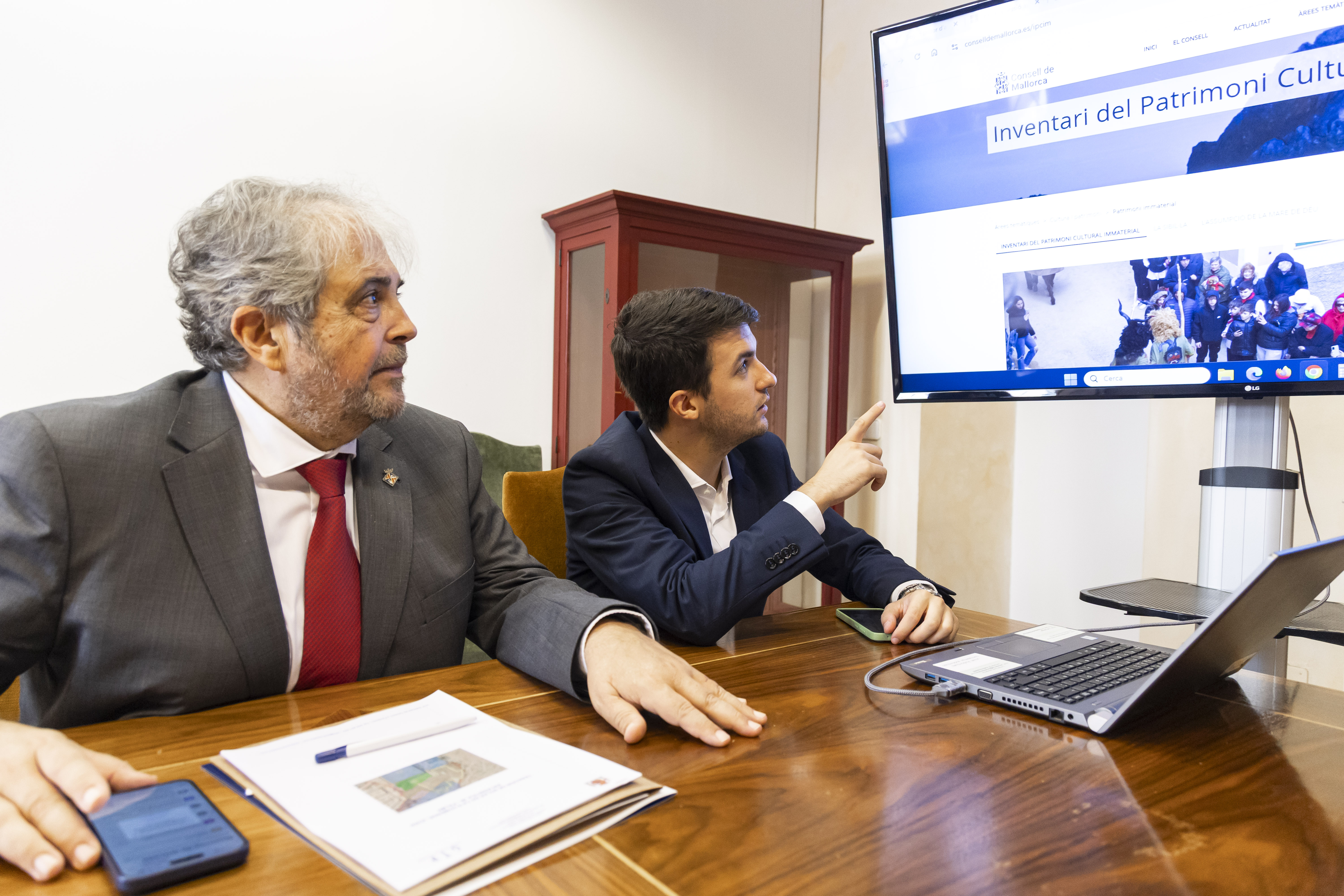 El consejero de Hacienda, Innovación y Función Pública, Rafel Bosch, y el director insular de Modernización, Transparencia e Innovación, Josep Cerdà.