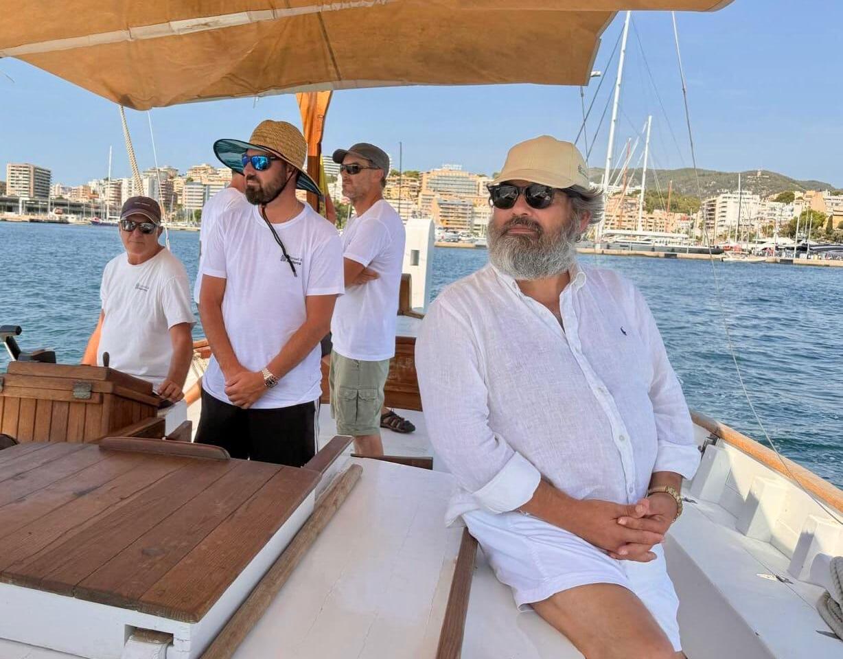 El vicepresident segon i conseller de Medi Ambient, Medi Rural i Esports, Pedro Bestard, surt a navegar amb la Balear.