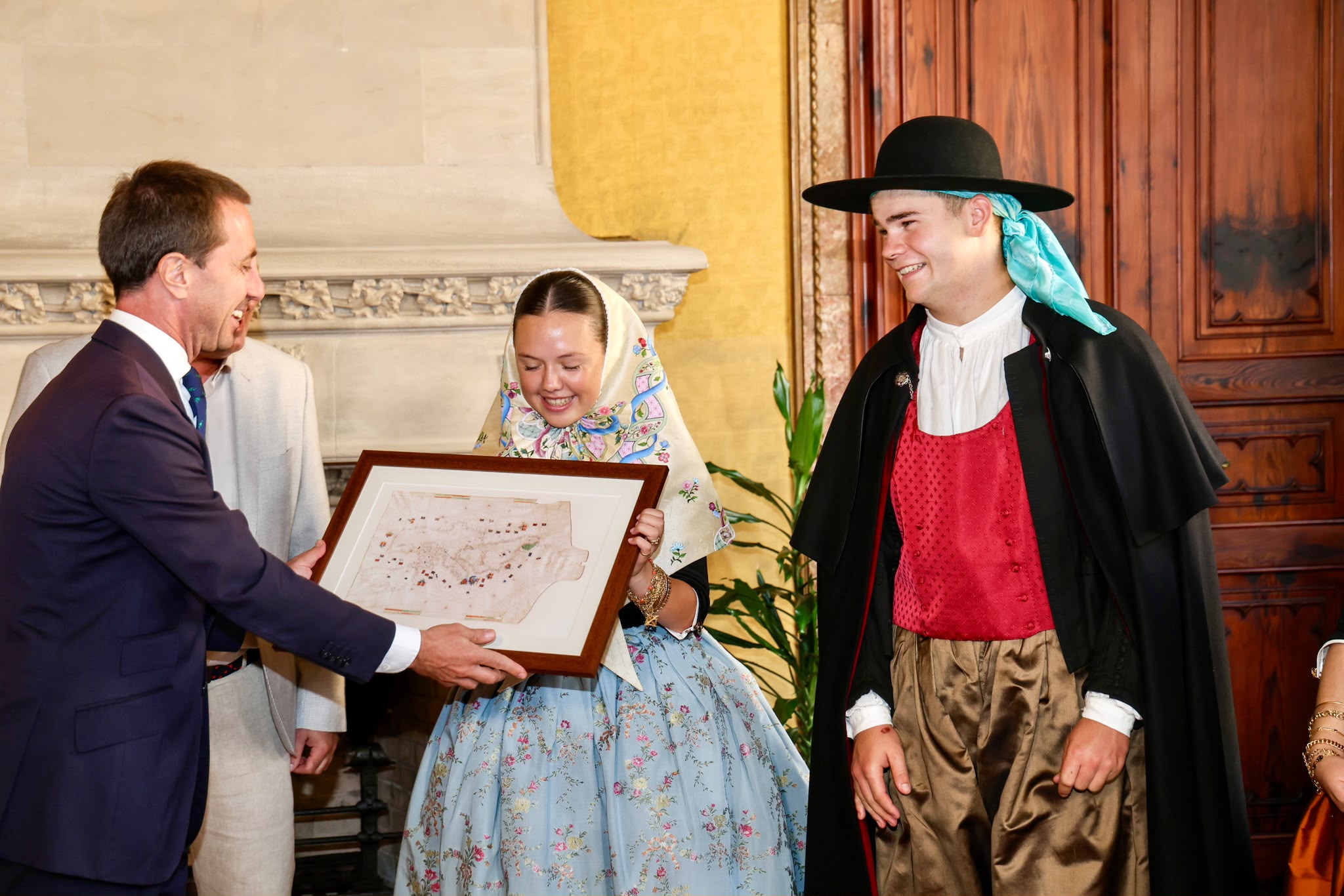 El president Galmés rep la comitiva de la 60a edició de la Festa des Vermar de Binissalem.