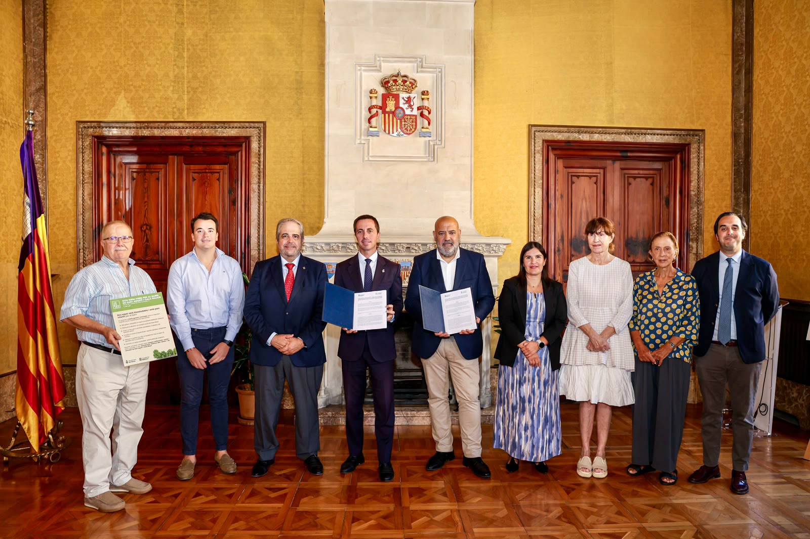 Signatura del protocol entre el Consell de Mallorca i l'Ajuntament de Palma per la cessió d'uns terrenys a Cala Major per fer-hi un nou espai verd.