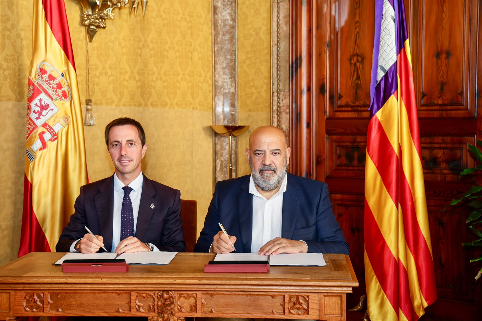 Signatura del protocol entre el Consell de Mallorca i l'Ajuntament de Palma per la cessió d'uns terrenys a Cala Major per fer-hi un nou espai verd.