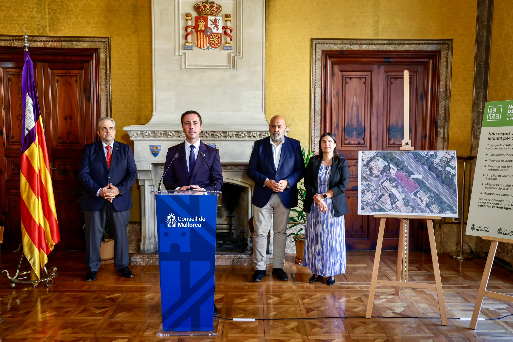 Signatura del protocol entre el Consell de Mallorca i l'Ajuntament de Palma per la cessió d'uns terrenys a Cala Major per fer-hi un nou espai verd.