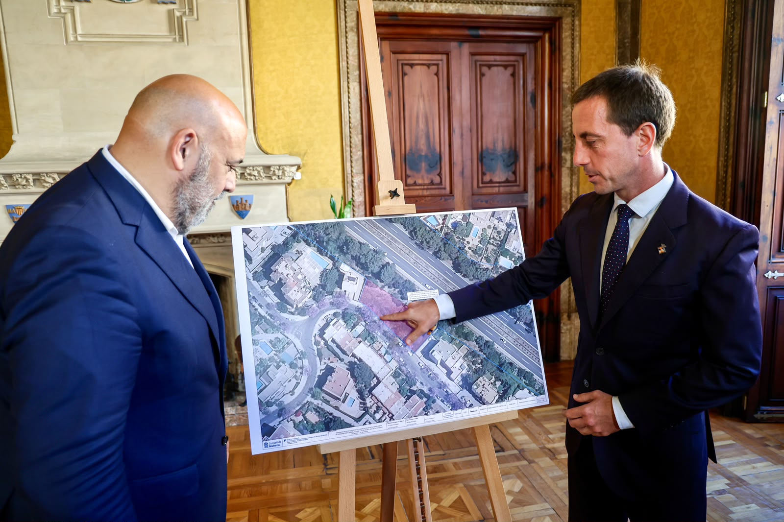 Signatura del protocol entre el Consell de Mallorca i l'Ajuntament de Palma per la cessió d'uns terrenys a Cala Major per fer-hi un nou espai verd.