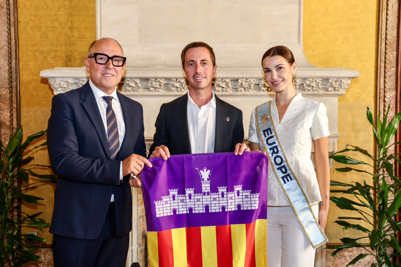 El presidente Galmés recibe en audiencia a Elisabeth Reynés, segunda clasificada en el certamen Miss Mundo.