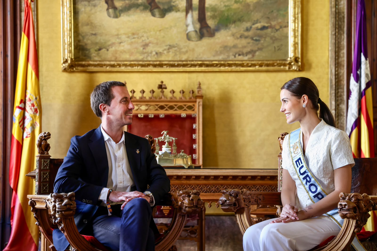 El presidente Galmés recibe en audiencia a Elisabeth Reynés, segunda clasificada en el certamen Miss Mundo.