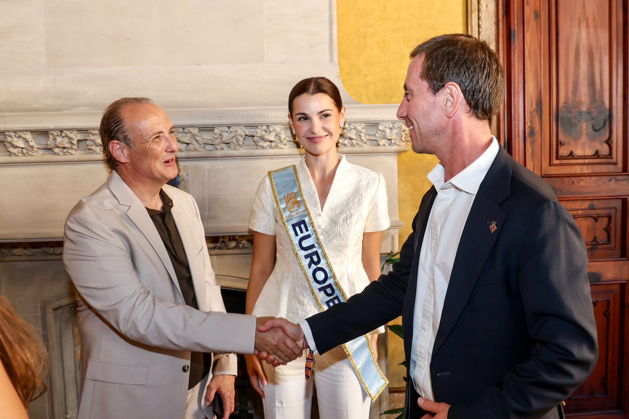 El presidente Galmés recibe en audiencia a Elisabeth Reynés, segunda clasificada en el certamen Miss Mundo.