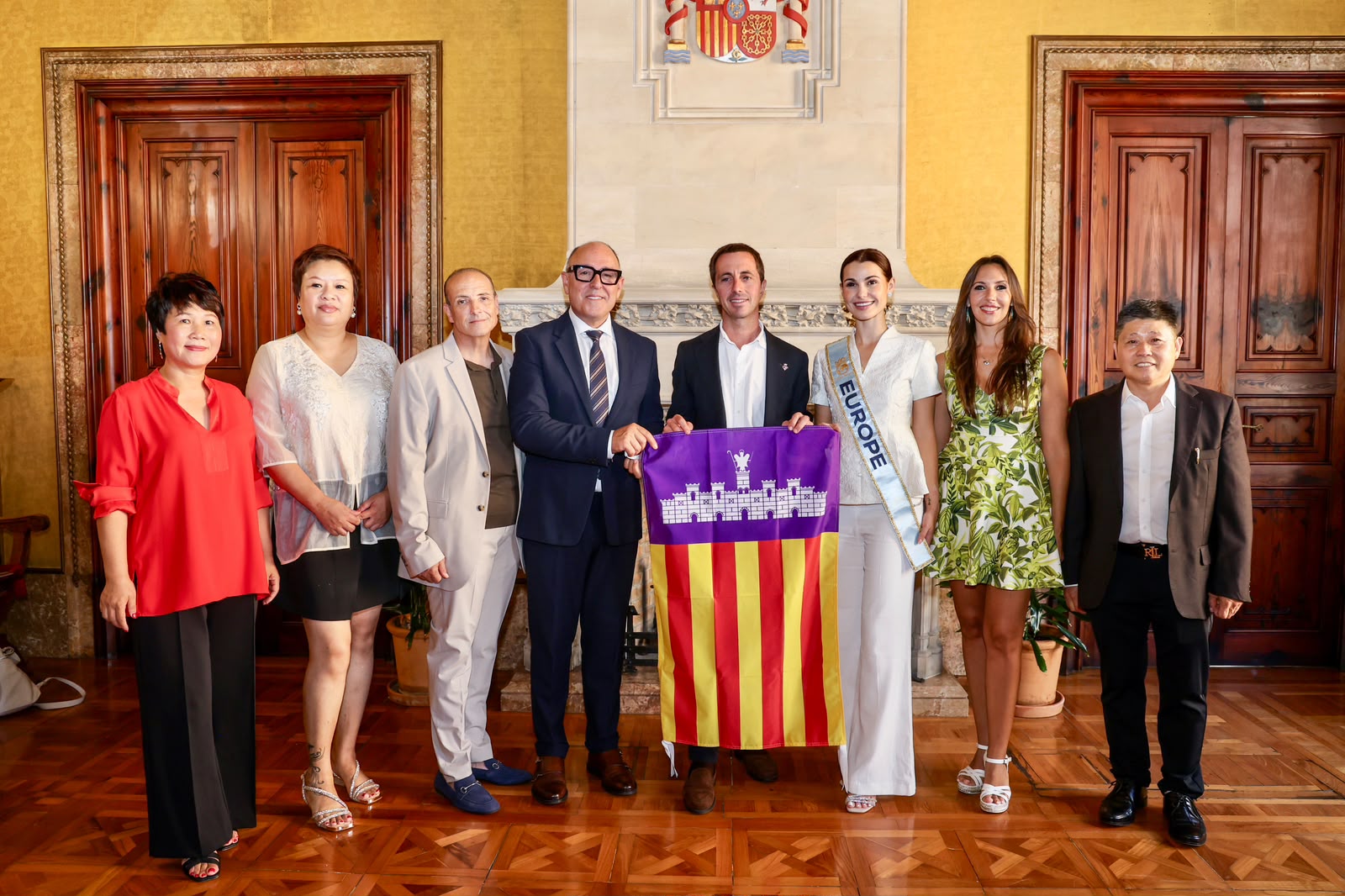 El presidente Galmés recibe en audiencia a Elisabeth Reynés, segunda clasificada en el certamen Miss Mundo.