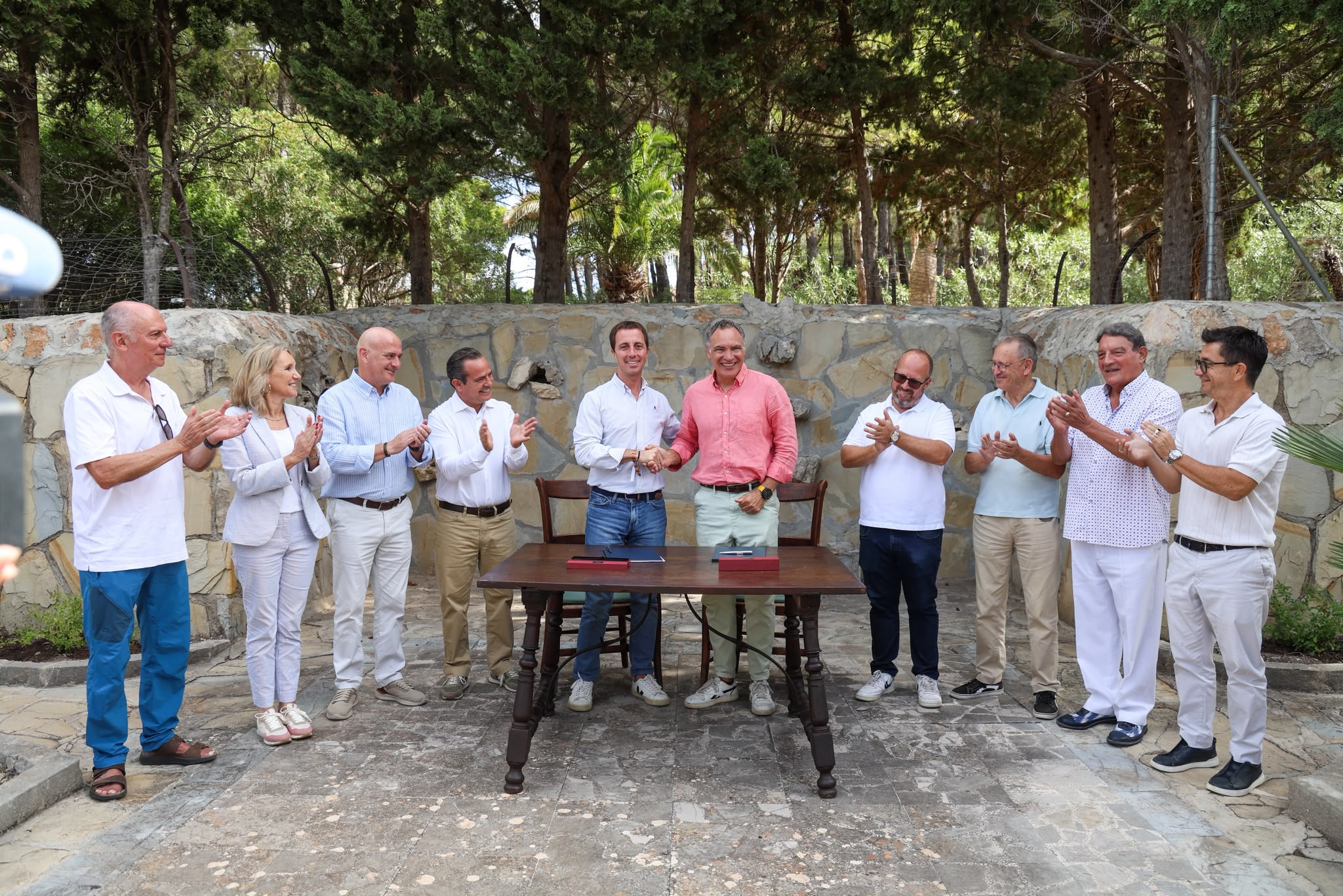 Signatura del nou conveni del campament juvenil de Cala Murta.