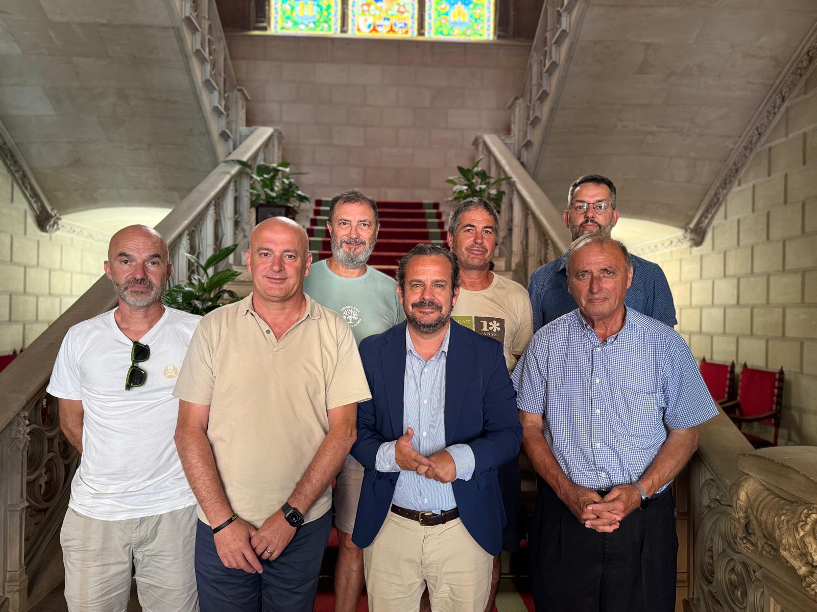 El consejero de Presidencia, Toni Fuster, con representantes de cooperativas de la Serra de Tramuntana.
