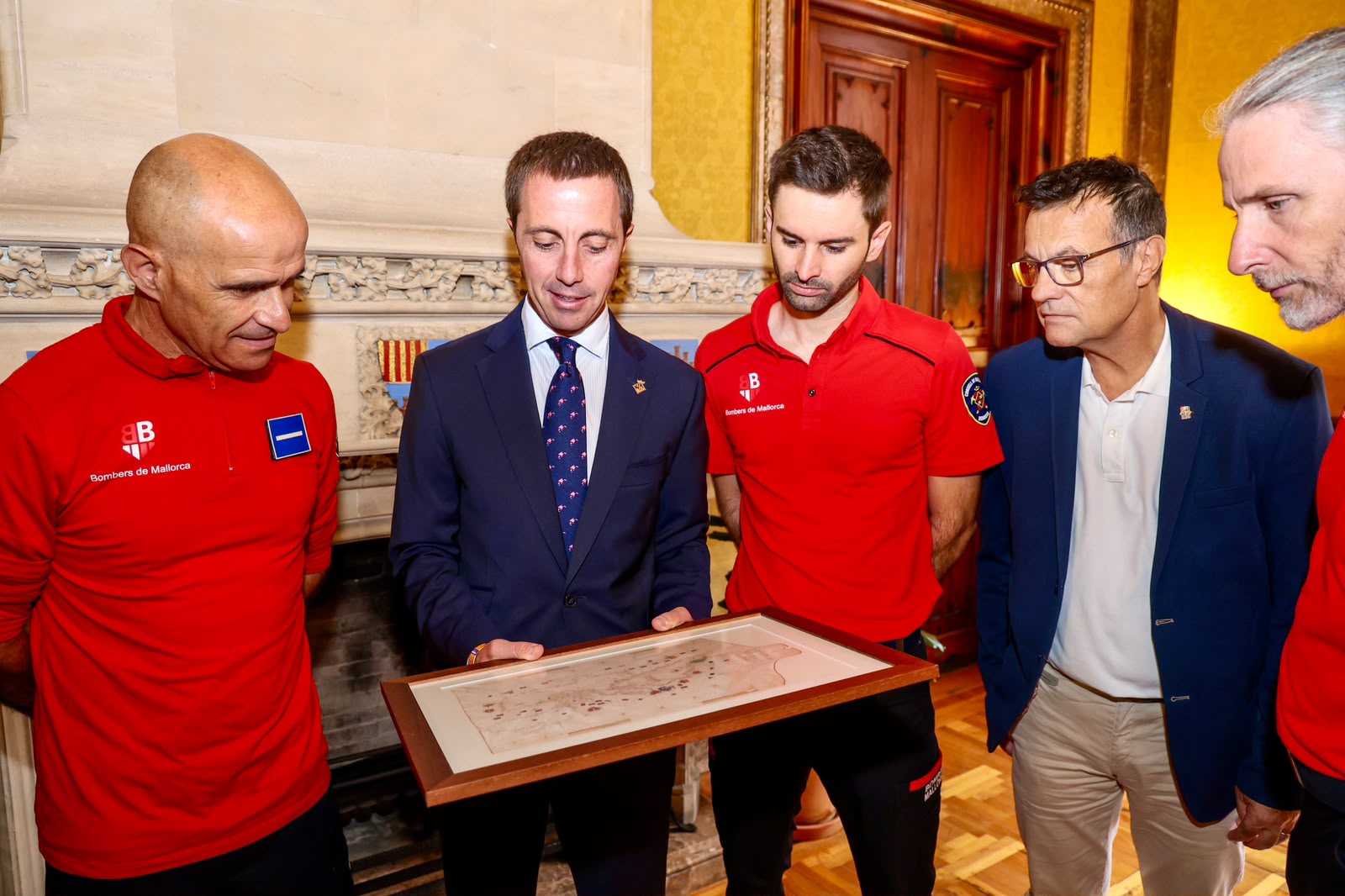 El president Galmés homenatja dos bombers de Mallorca pels seus èxits en el ciclisme.