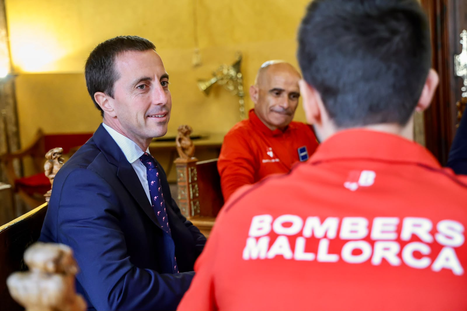 El president Galmés homenatja dos bombers de Mallorca pels seus èxits en el ciclisme.