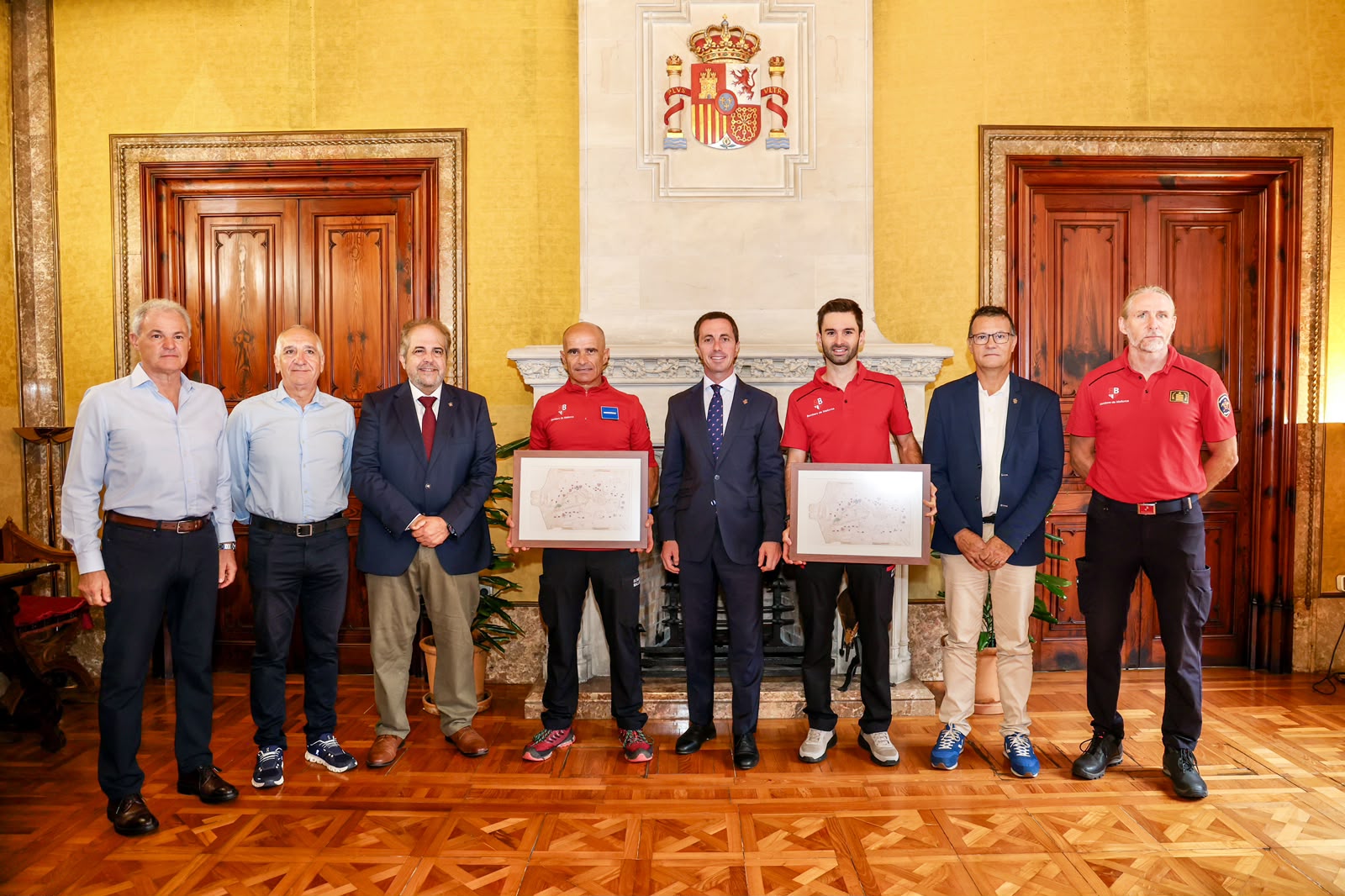El president Galmés homenatja dos bombers de Mallorca pels seus èxits en el ciclisme.