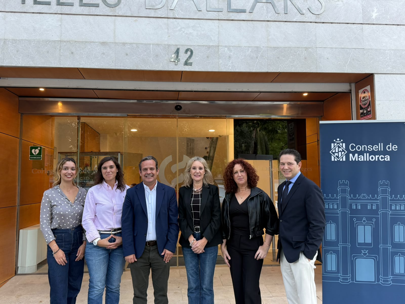 El conseller de Presidència amb el ponents del cicle <em>Endinsa’t en les teves emocions</em>.
