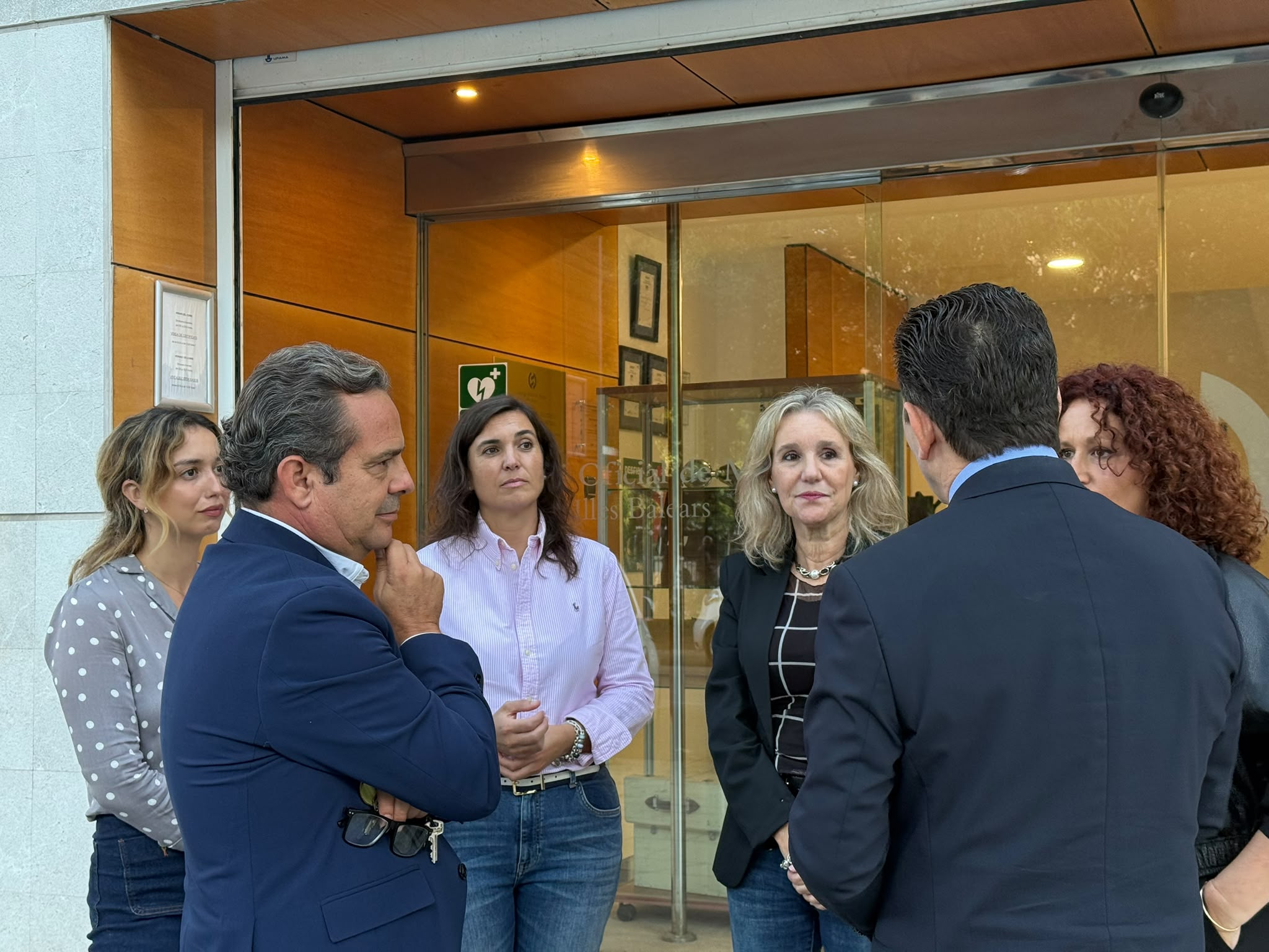 El conseller de Presidència amb el ponents del cicle <em>Endinsa’t en les teves emocions</em>.