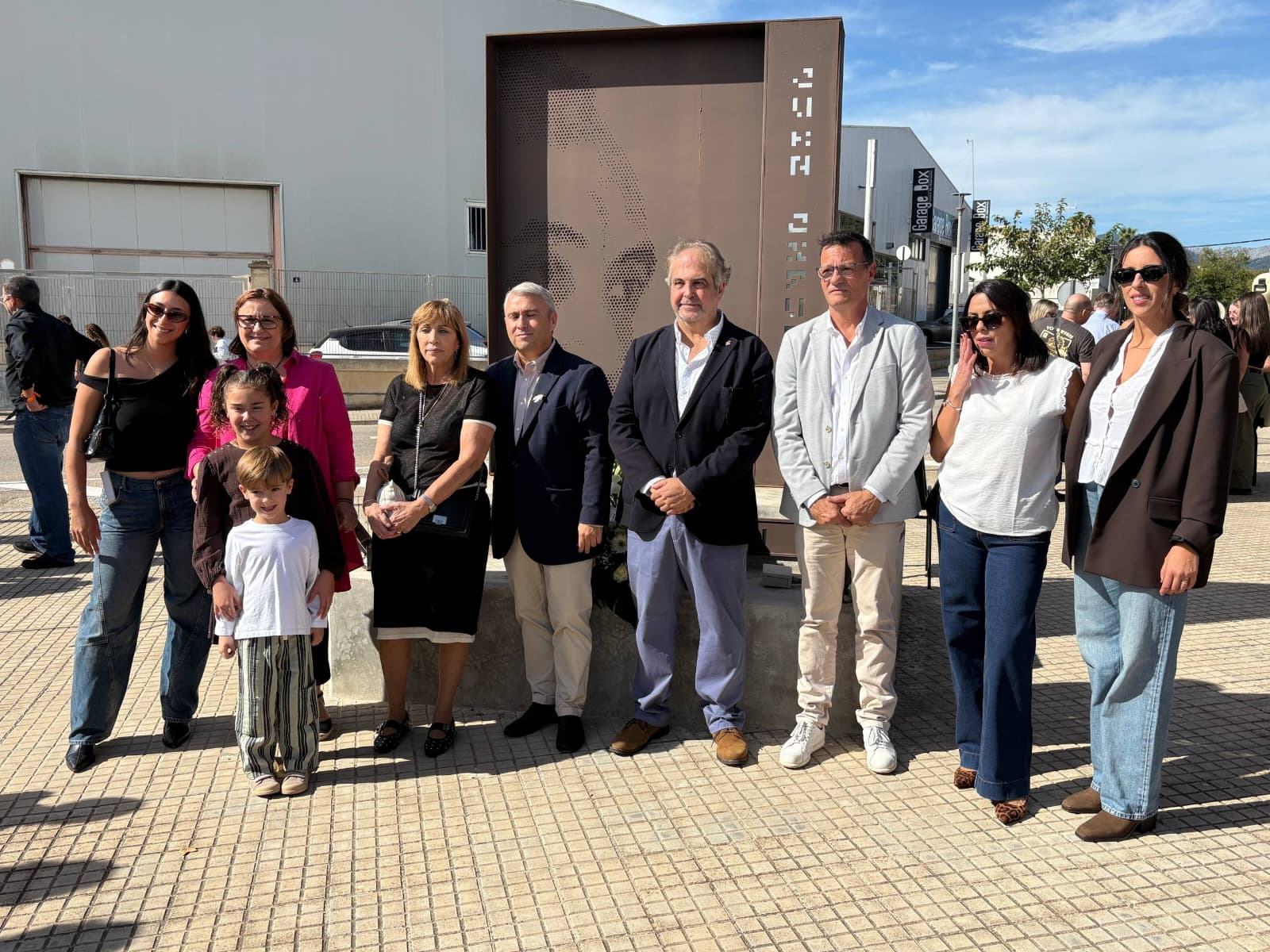 El conseller d'Hisenda, Innovació i Funció Pública, Rafel Bosch, i el director insular d'Emergències, Joan Fornàs, a l'homenatge a Joan Cifuentes.