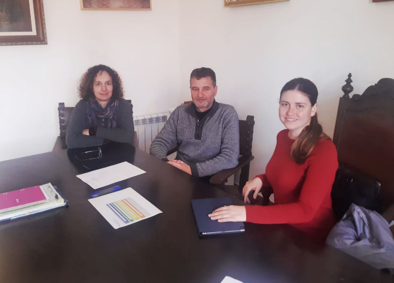La vicepresidenta segona i consellera de Sostenibilitat i Medi Ambient Aurora Ribot amb el batle d'Ariany Joan Ribot i la directora Insular de Residus Patrícia Arbona.