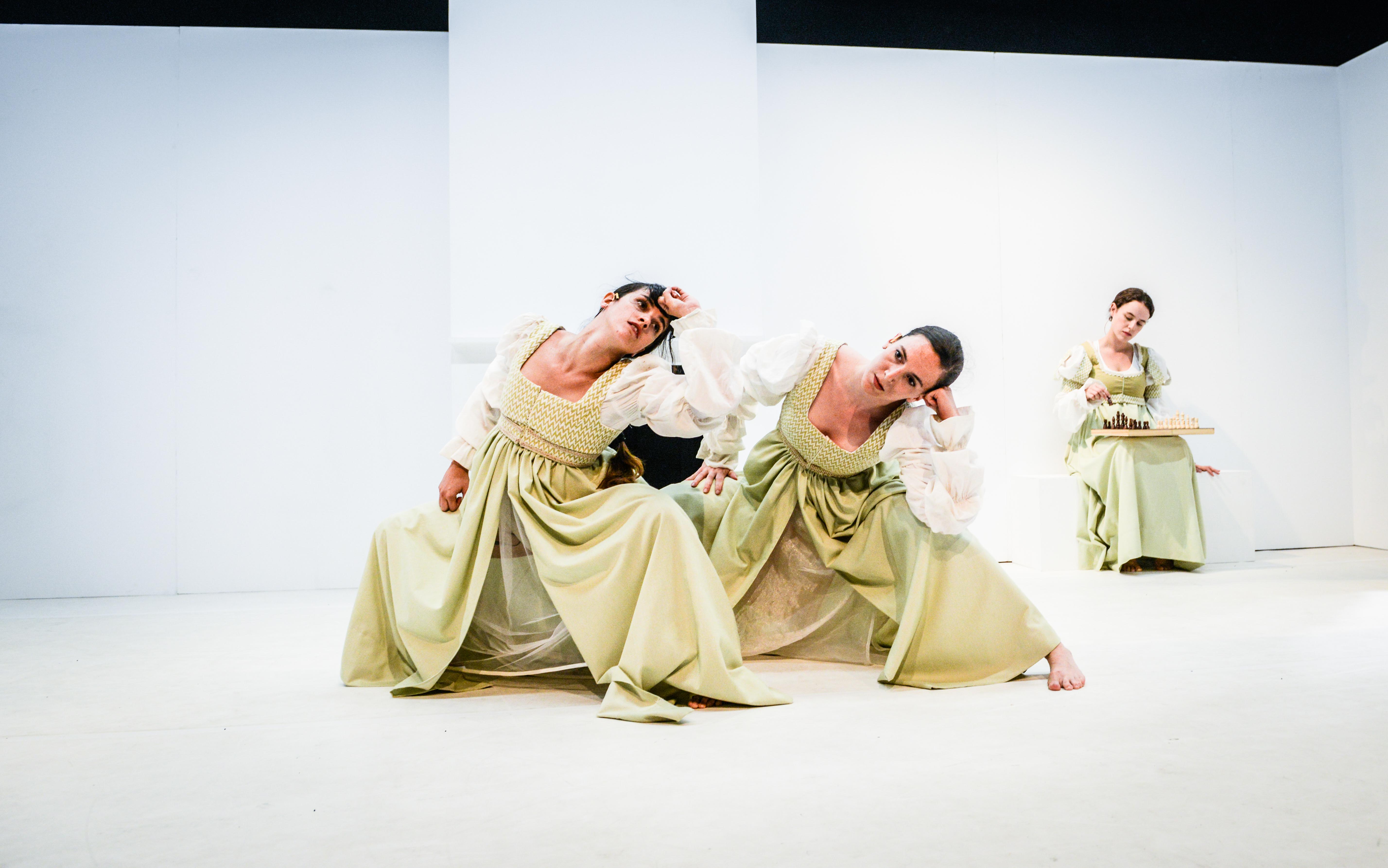 Daniela Brown, Marina Fullana i Laura Lliteres interpretant 'Els ossos de Montaigne'