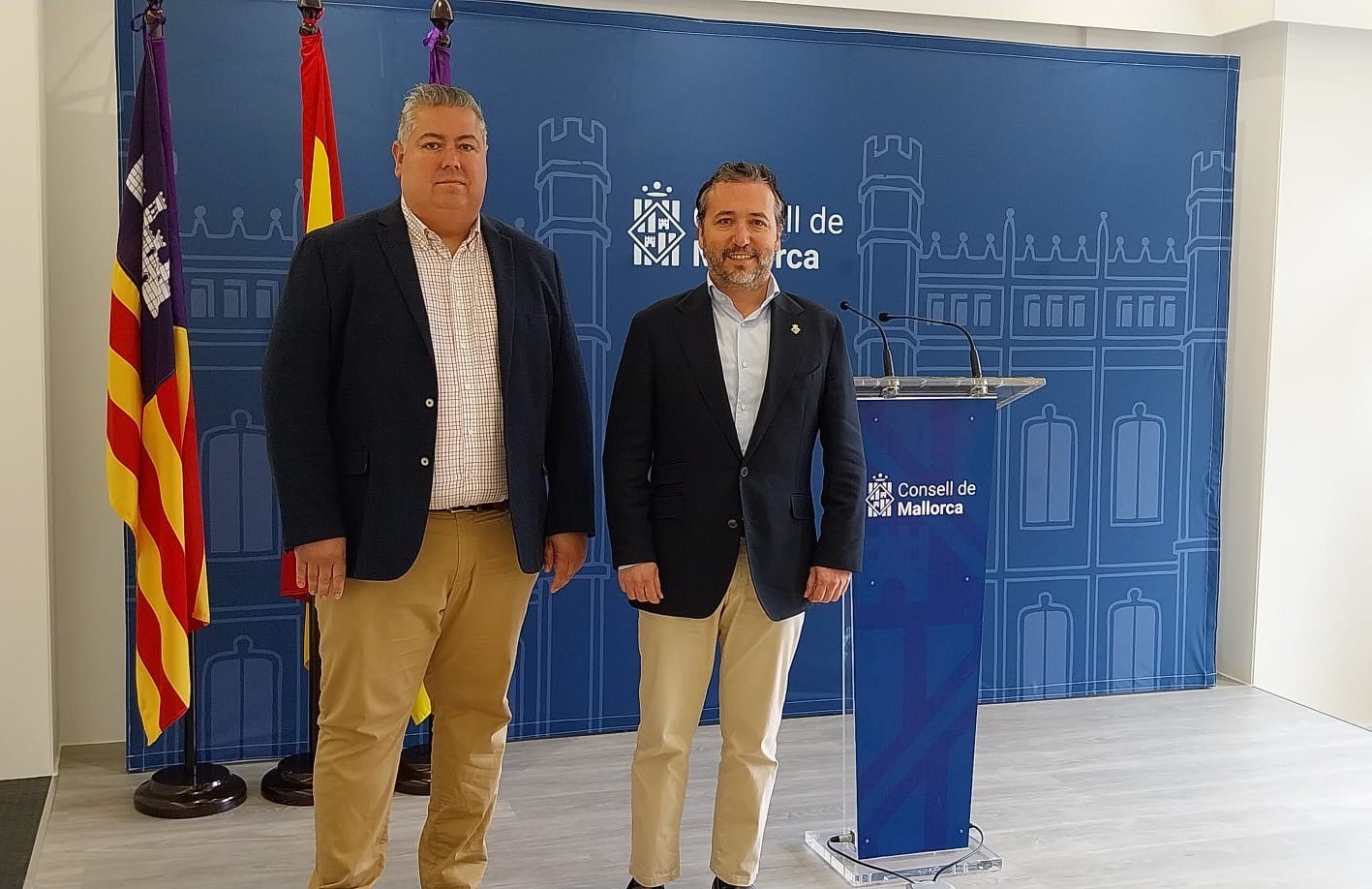 El consejero Fernando Rubio y el director insular de Mobilitat, Rafel Oliver.
