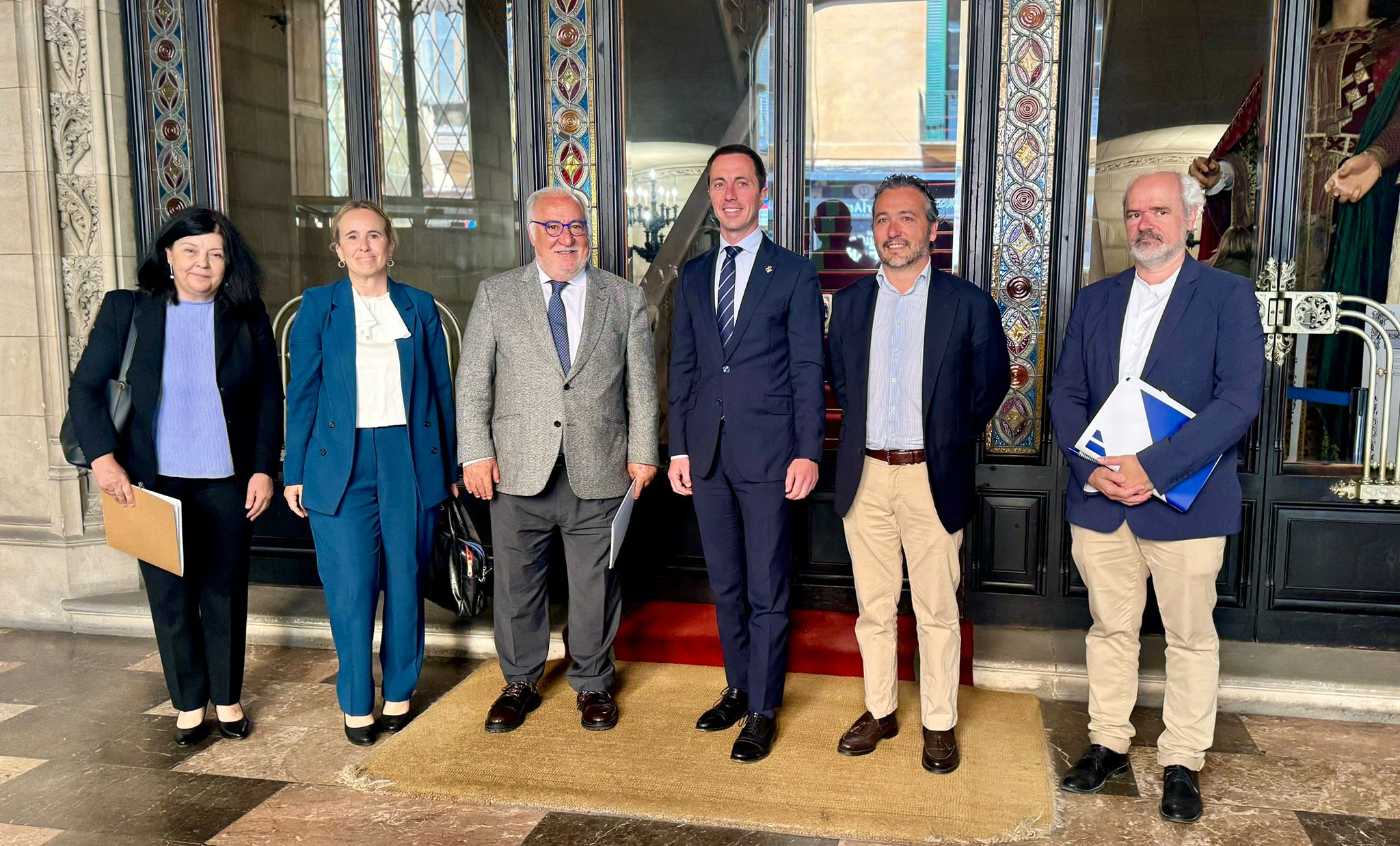 El director general de Tráfico, Pere Navarro, y el presidente del Consell, Llorenç Galmés, con sus equipos..