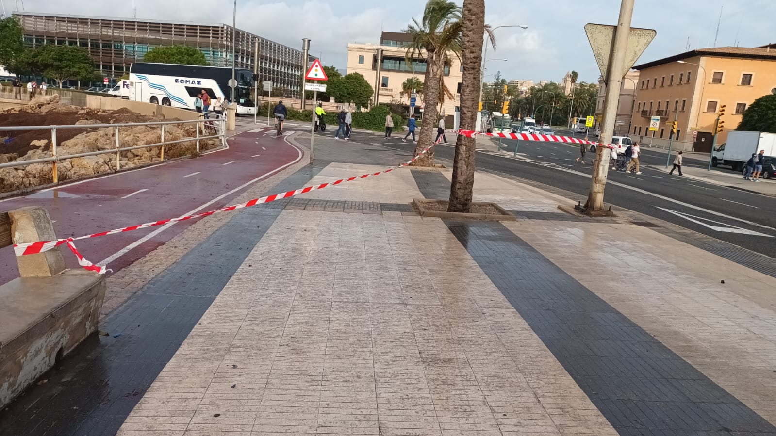Pas a vianants del Passeig marítim tancat.