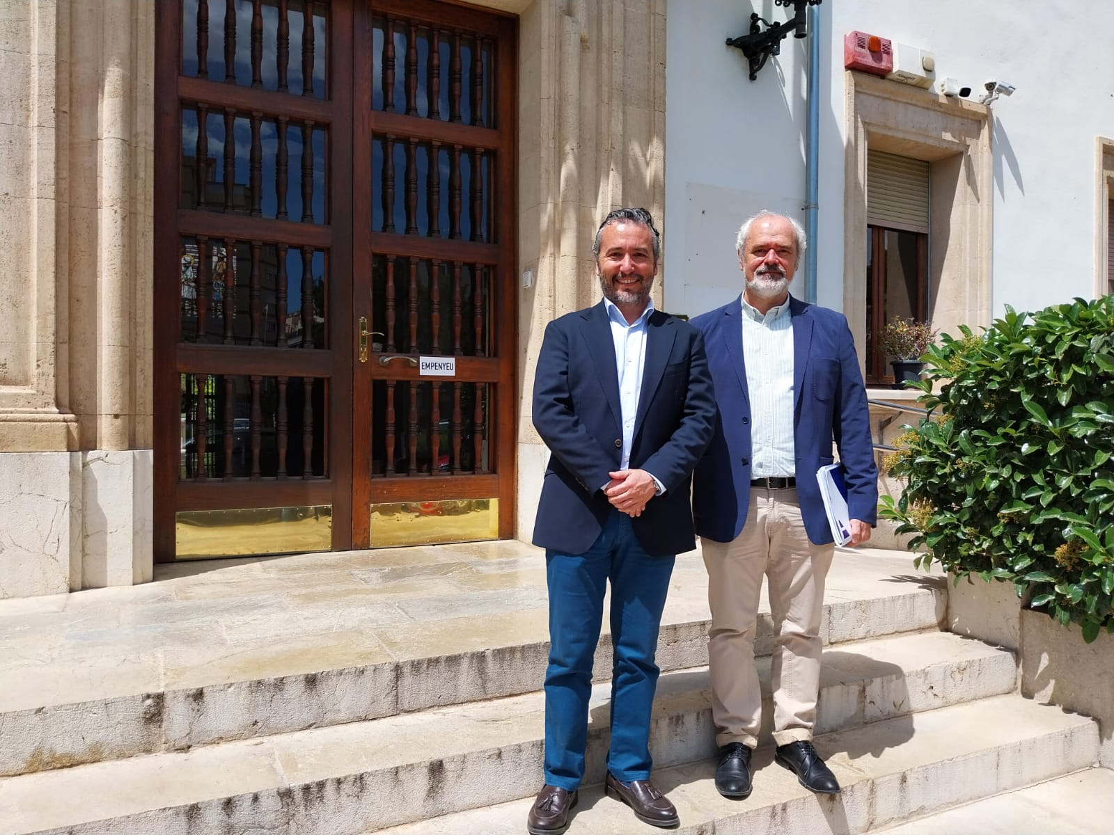 El conseller de Territori, Fernando Rubio, acompanyat del director insular d'Infraestructures, Rafel Gelabert.