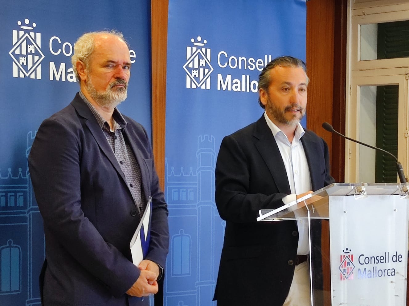 El conseller de Territori, Mobilitat i Infraestructures, Fernando Rubio, acompanyat del director Insular d'Infraestructures, Rafel Gelabert.