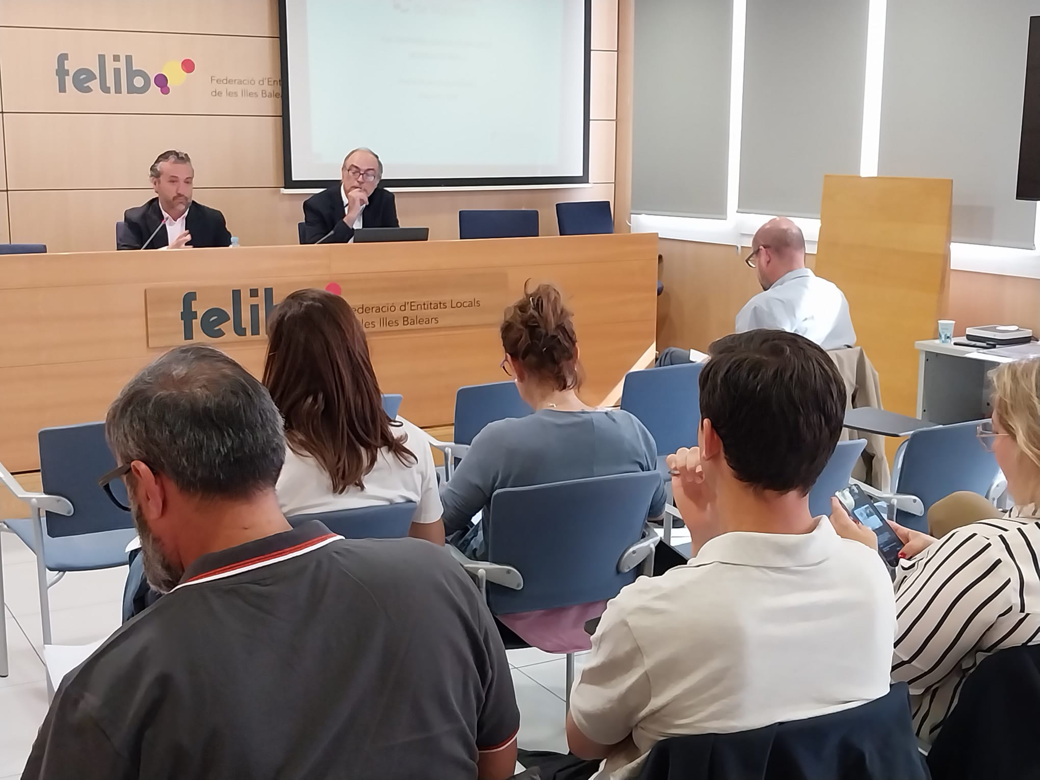 Imatge de la reunió del Consell amb els representats municipal sobre el PTI.