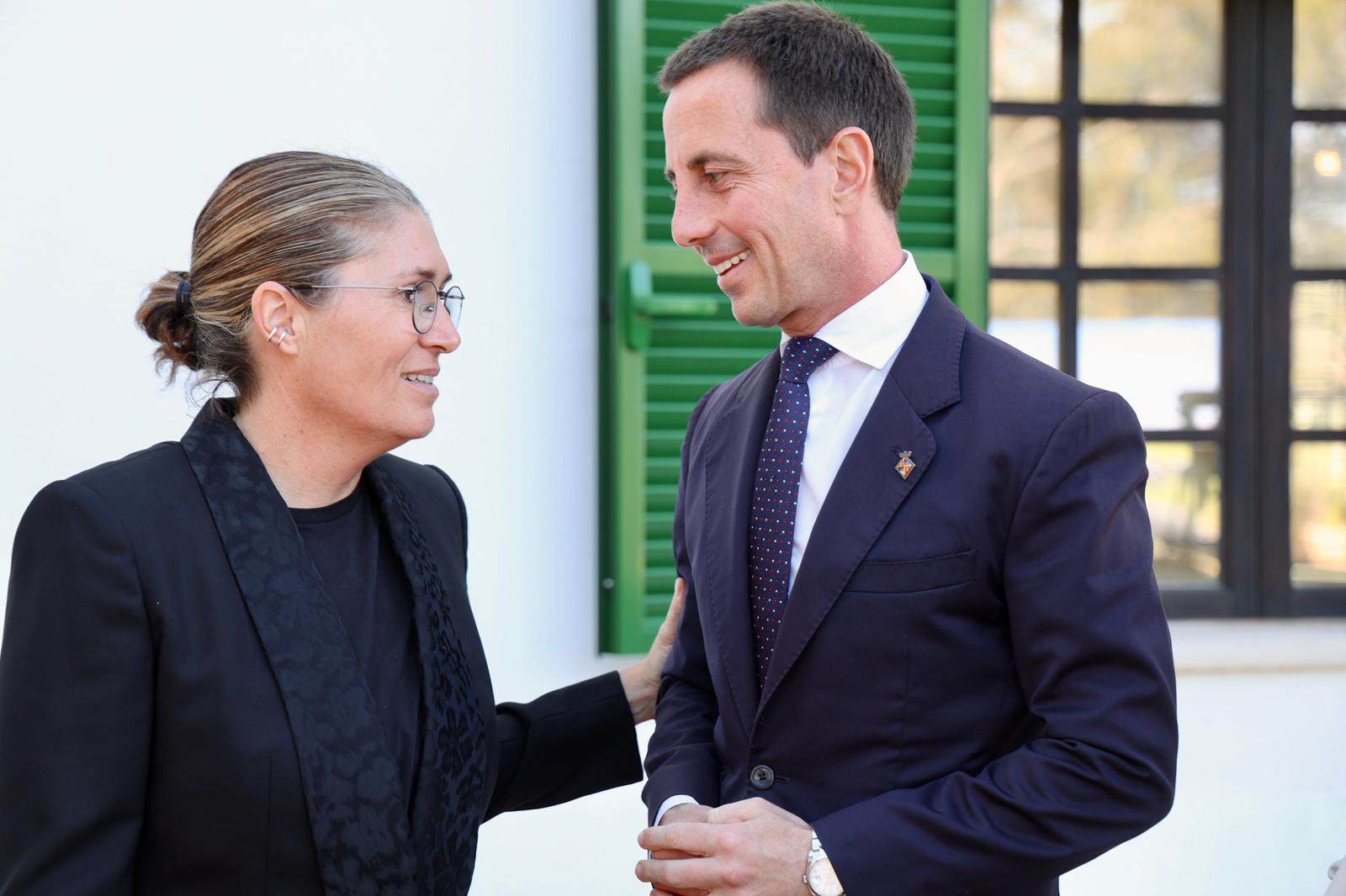 Imágenes del President y la galardonada, Macarena de Castro