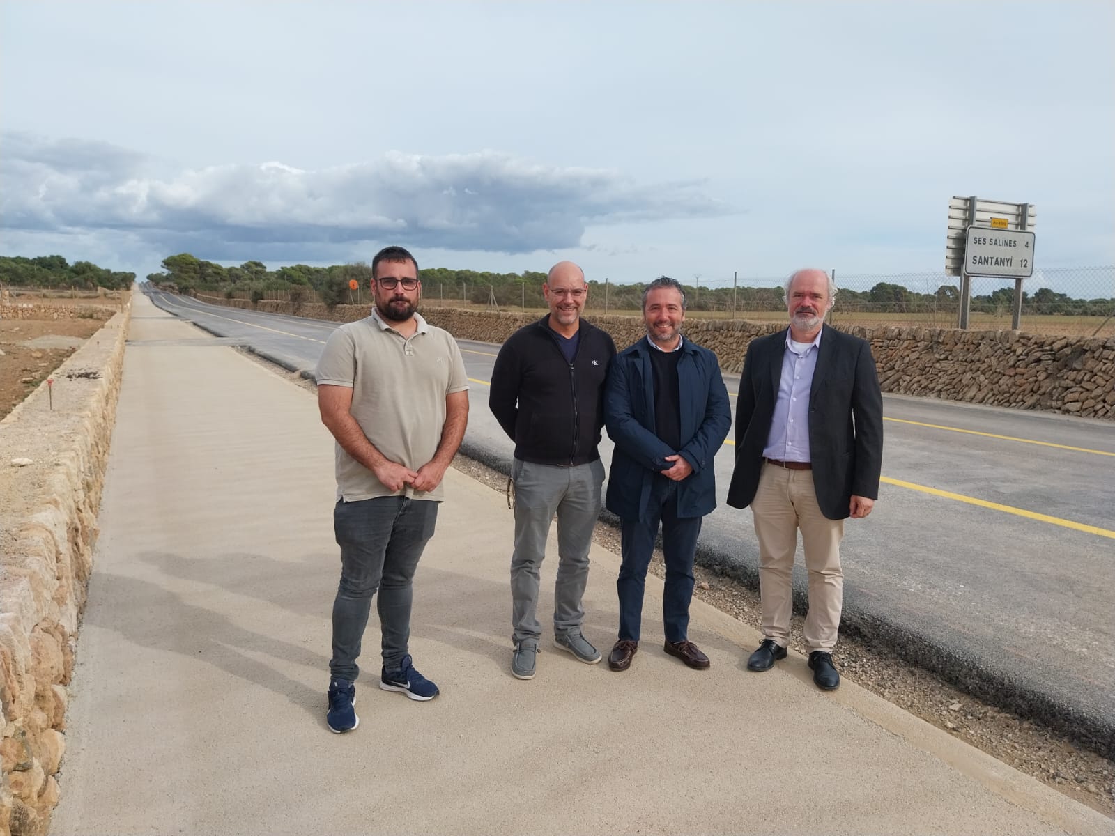 El conseller Fernando Rubio ha visitaado las obras acompañado del alcalde de ses Salines, Joan Rodríguez, el tinente de alcalde Guillem Mas y el director insular de Infraestructures, Rafel Gelabert.