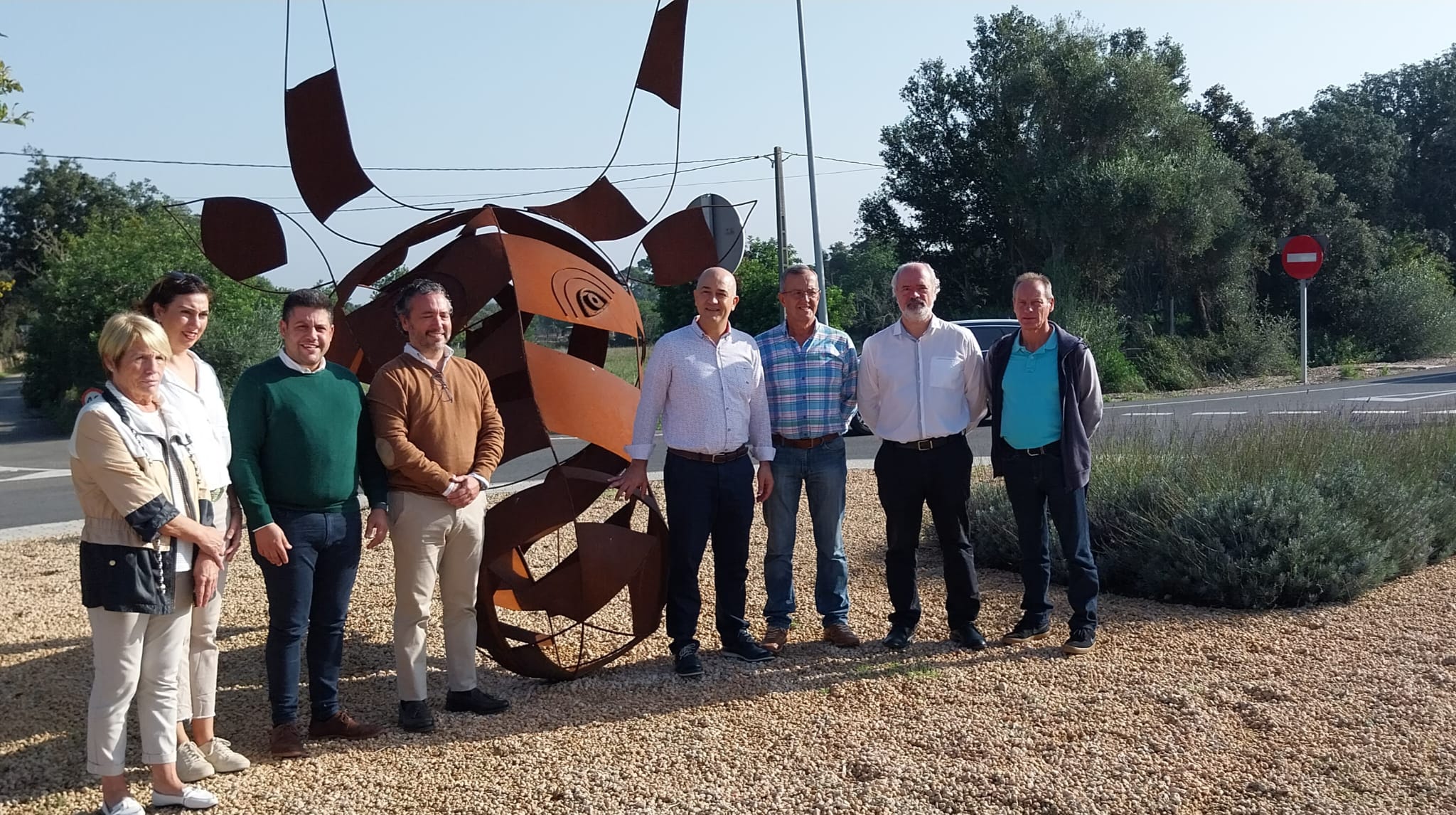 El conseller Fernando Rubio i el batle antoni Sales vora l'escultura del cap de bou acompanyats de regidor i del director insular d'Infraestructures, Rafel Gelabert.
