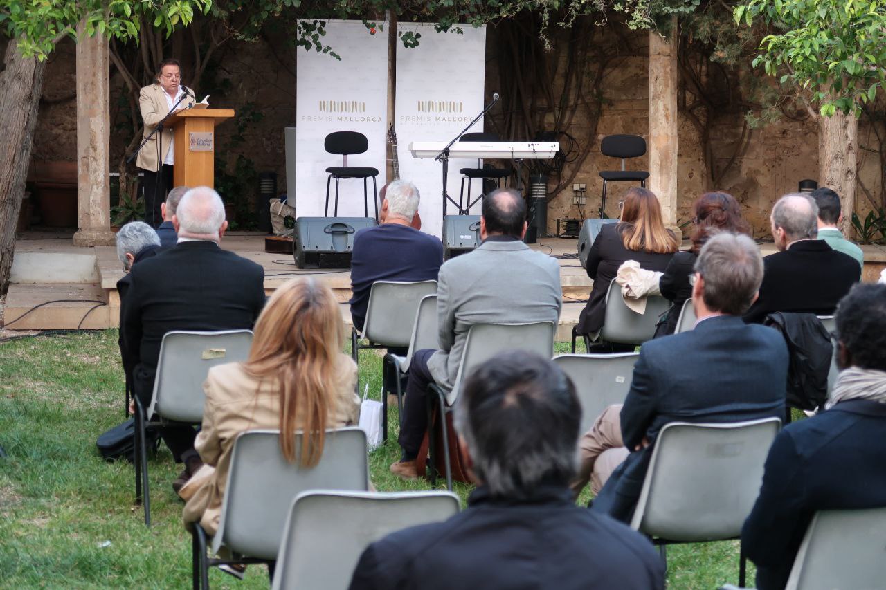 Carles M. Sanuy recita uno de sus poemas.