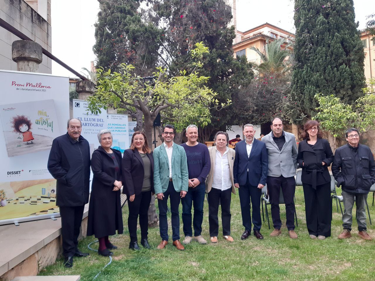 Foto de familia de los galardonados, autoridades y editores.