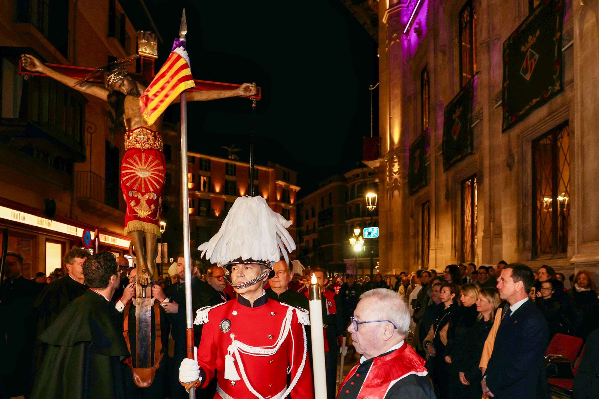 Imatge del Sant Crist de la Sang davant el palc d'autoritats del Consell de Mallorca