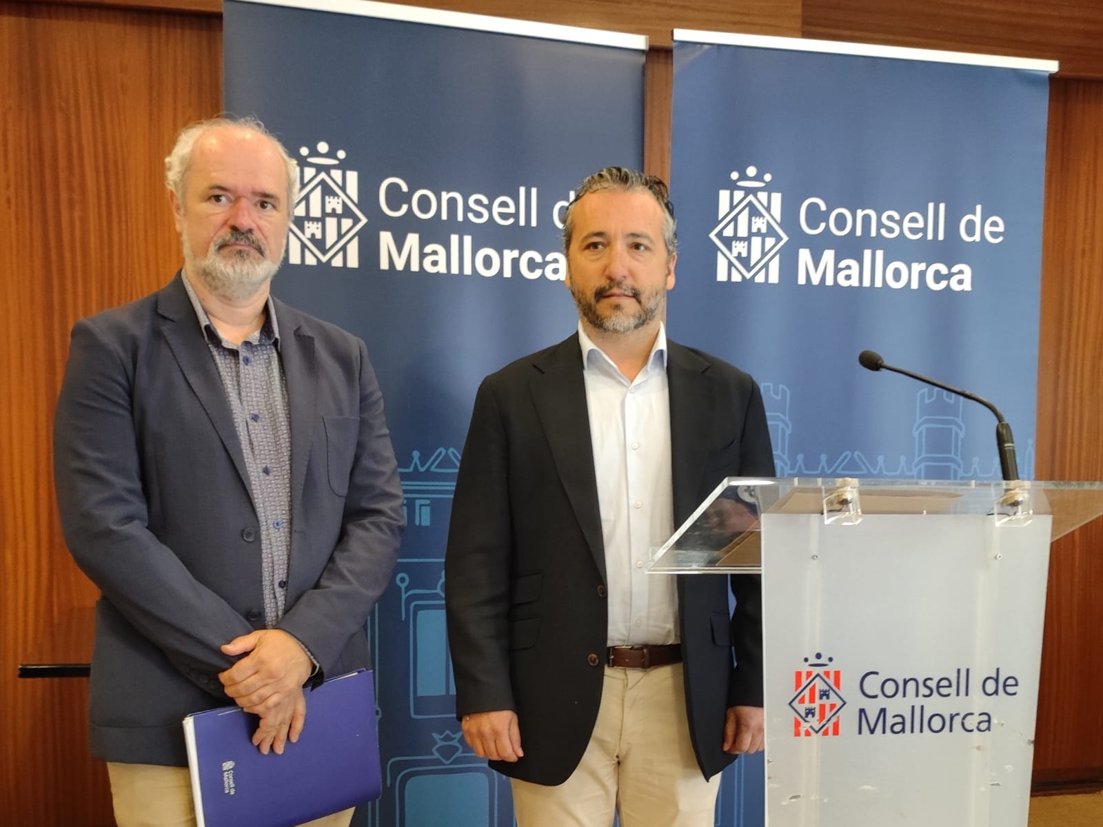 El conseller de Territori, Mobilitat i Infraestructures, Fernando Rubio, acompanyat del director Insular d'Infraestructures, Rafel Gelabert.