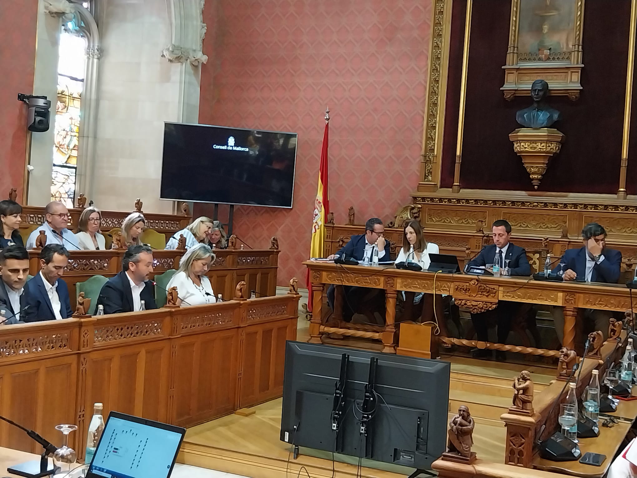 Durant la intervenció del conseller de Territori, Fernando Rubio, en el pleno.