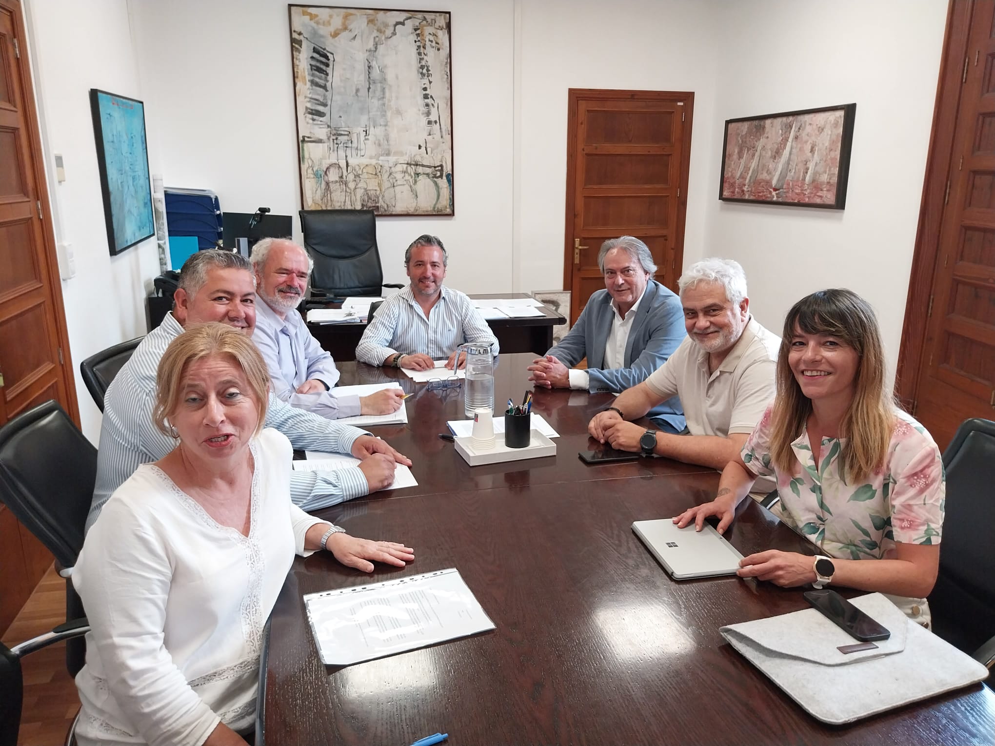 Reunión del conseller Fernando Rubio con representats de los transportitistas de viatgeros y de mercancías.