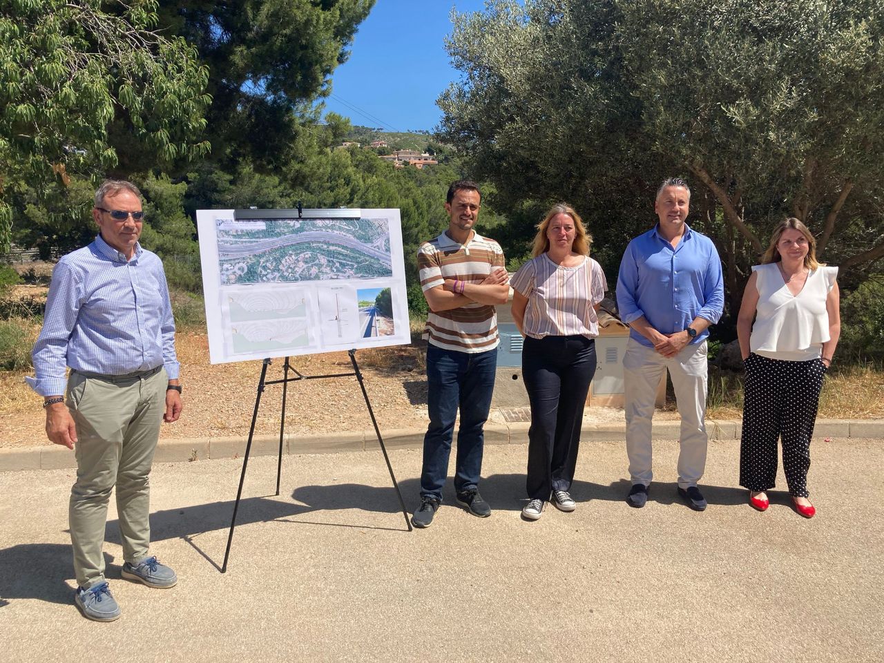 El conseller de Mobilitat i Infraestructures, Iván Sevillano juntament amb Olga Martínez, directora insular d'Infraestructures, Marcos Pecos, tinent batle de Transparencia, Innovació i Serveis econòmics i Eva Serra, Regidora de Portals. 