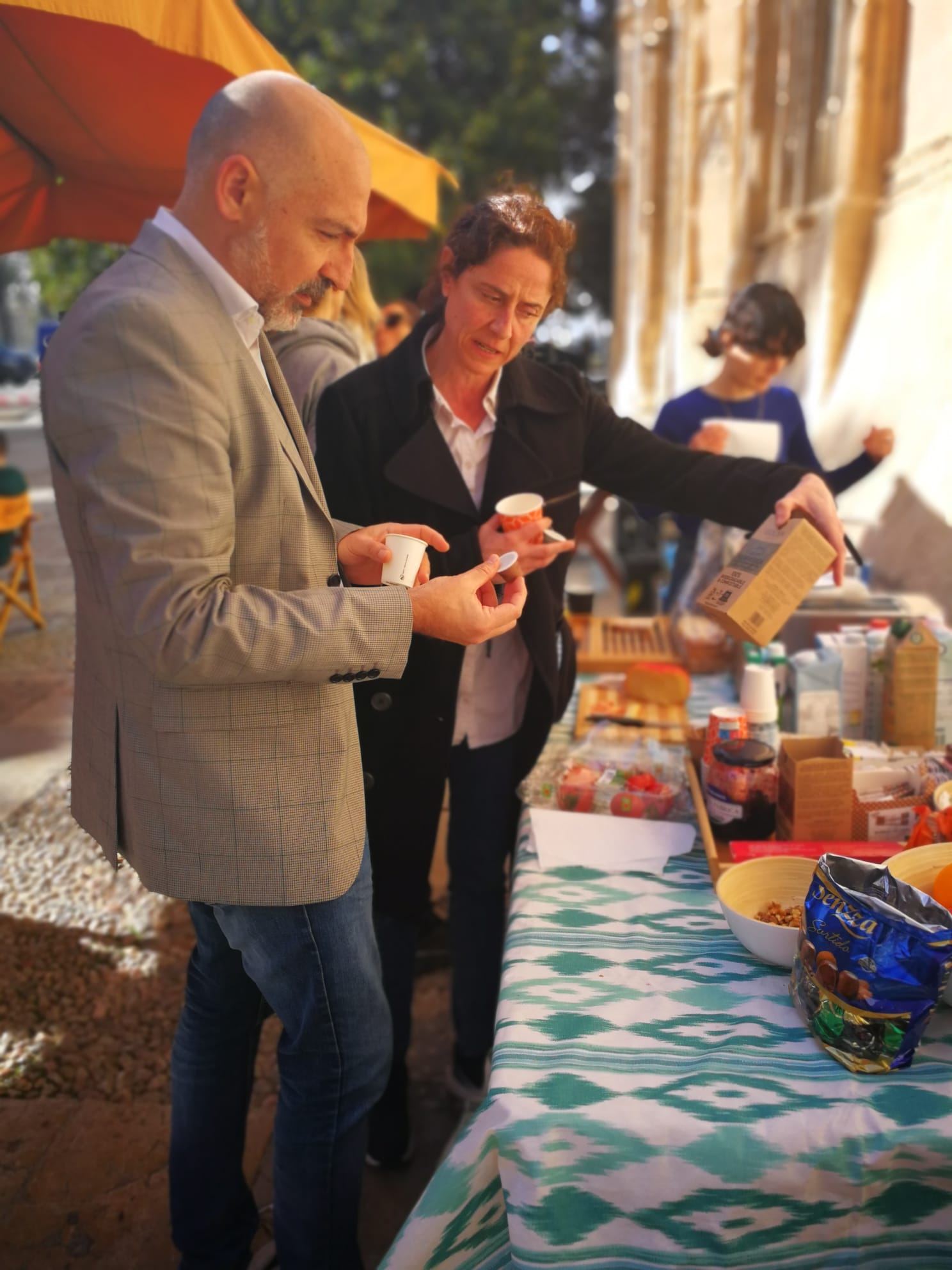 El conseller Andreu Serra amb la productora executiva Elisa Saldaña.