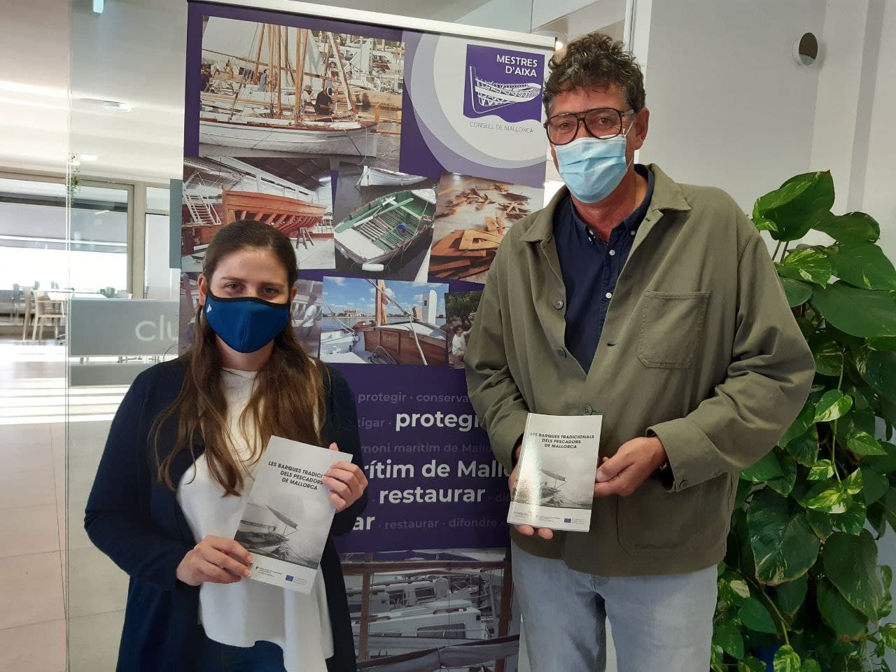 La vicepresidenta i consellera de Sostenibilitat i Medi Ambient, Aurora Ribot i el coordinador de la unitat de Patrimoni Maritim i autor del llibre, Bernat Oliver