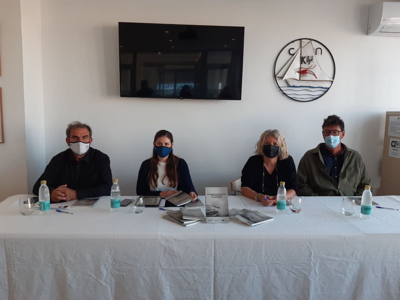 (d'esquerra a dreta) Josep Mancjado, director  insular de Medi Ambient, Aurora Ribot, vicepresidenta i consellera de Sostenibilitat  i Medi Ambient, Susana Zanoguera, presidenta del Club Nàutic de Cala Gamba i Bernat Oliver, coordinador de la unitat de  Patrimoni Marítim i autor del llibre Les barques tradicionals dels pescadors de Mallorca